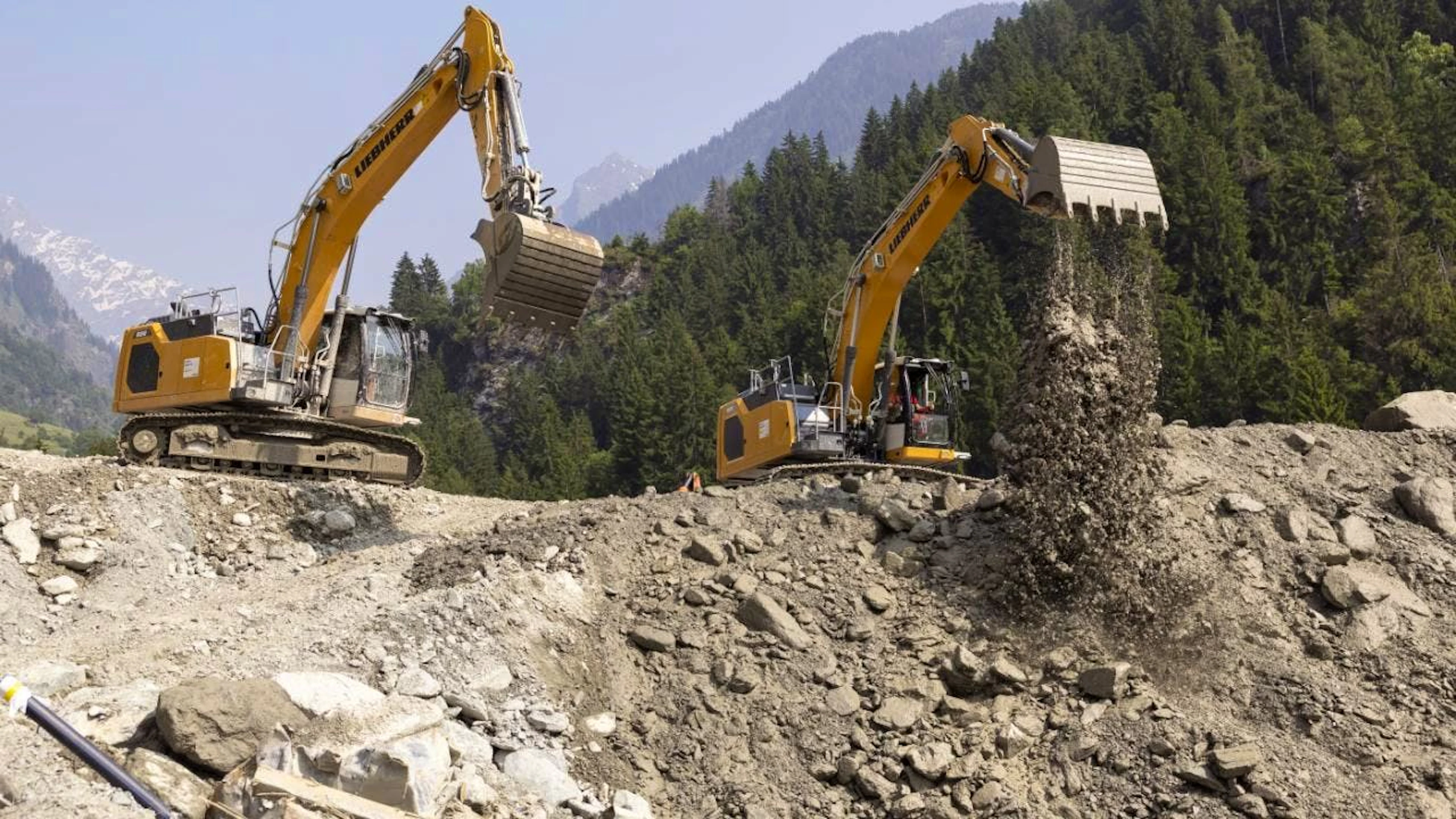 Im Wallis kommt es immer wieder zu Erdrutschen, unter anderem im Val de Bagnes, wo Murgänge eine Schmelzbrücke weggerissen haben (Archivbild).