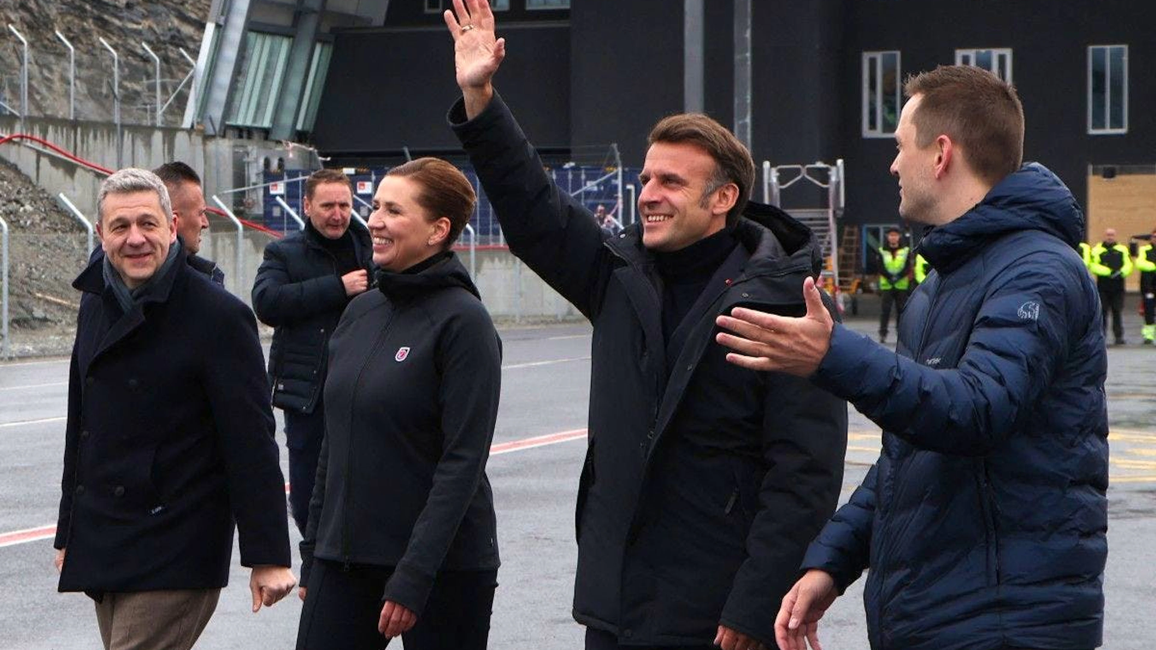 Le président français est arrivé vers 11H20 locales (12H20 GMT) à Nuuk où des dizaines de Groenlandais l'attendaient à sa descente d'avion en agitant un drapeau du Groenland.