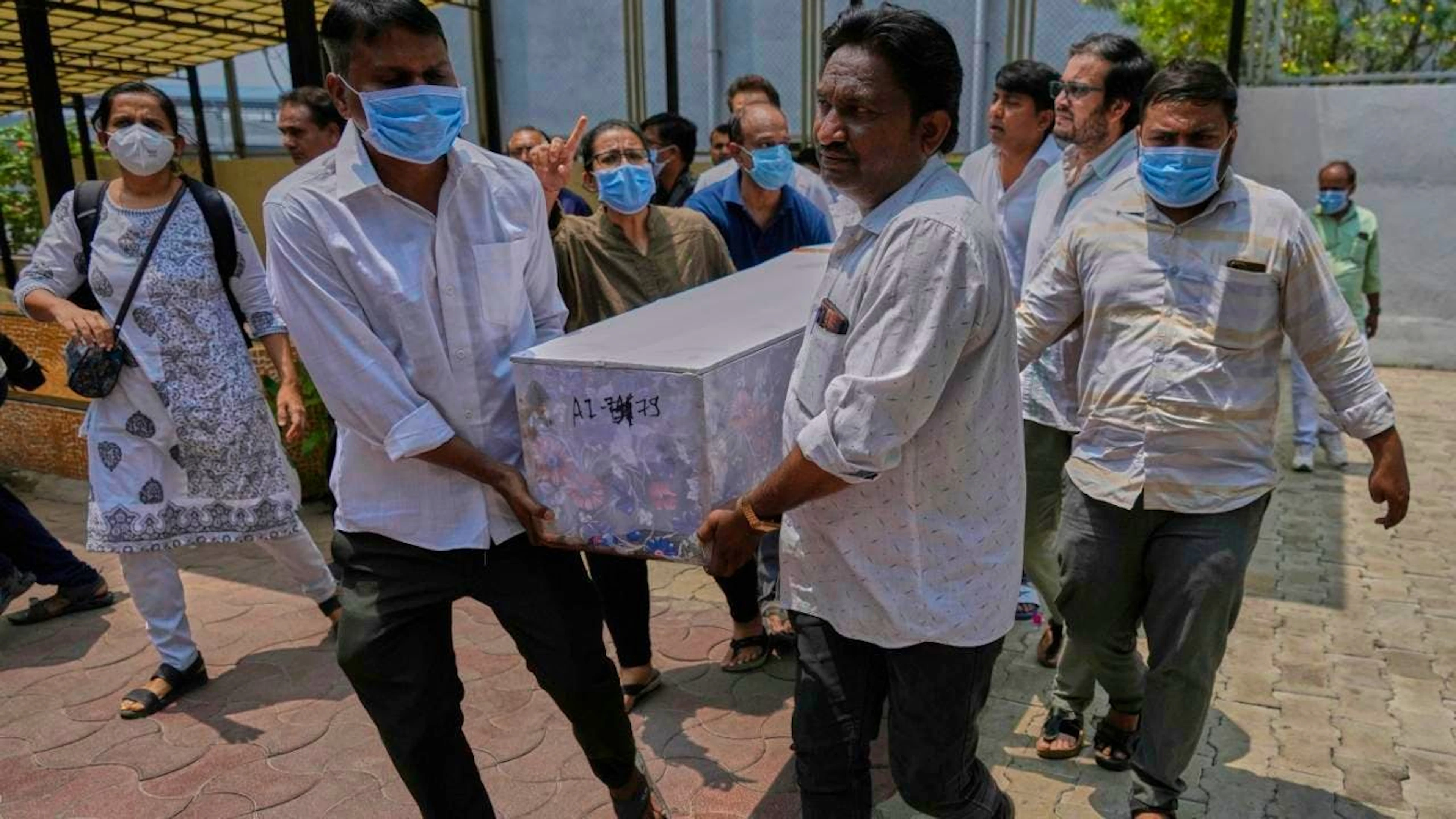 dpatopbilder - Angehörige tragen den Sarg mit den sterblichen Überresten eines Opfers. Foto: Rafiq Maqbool/AP/dpa