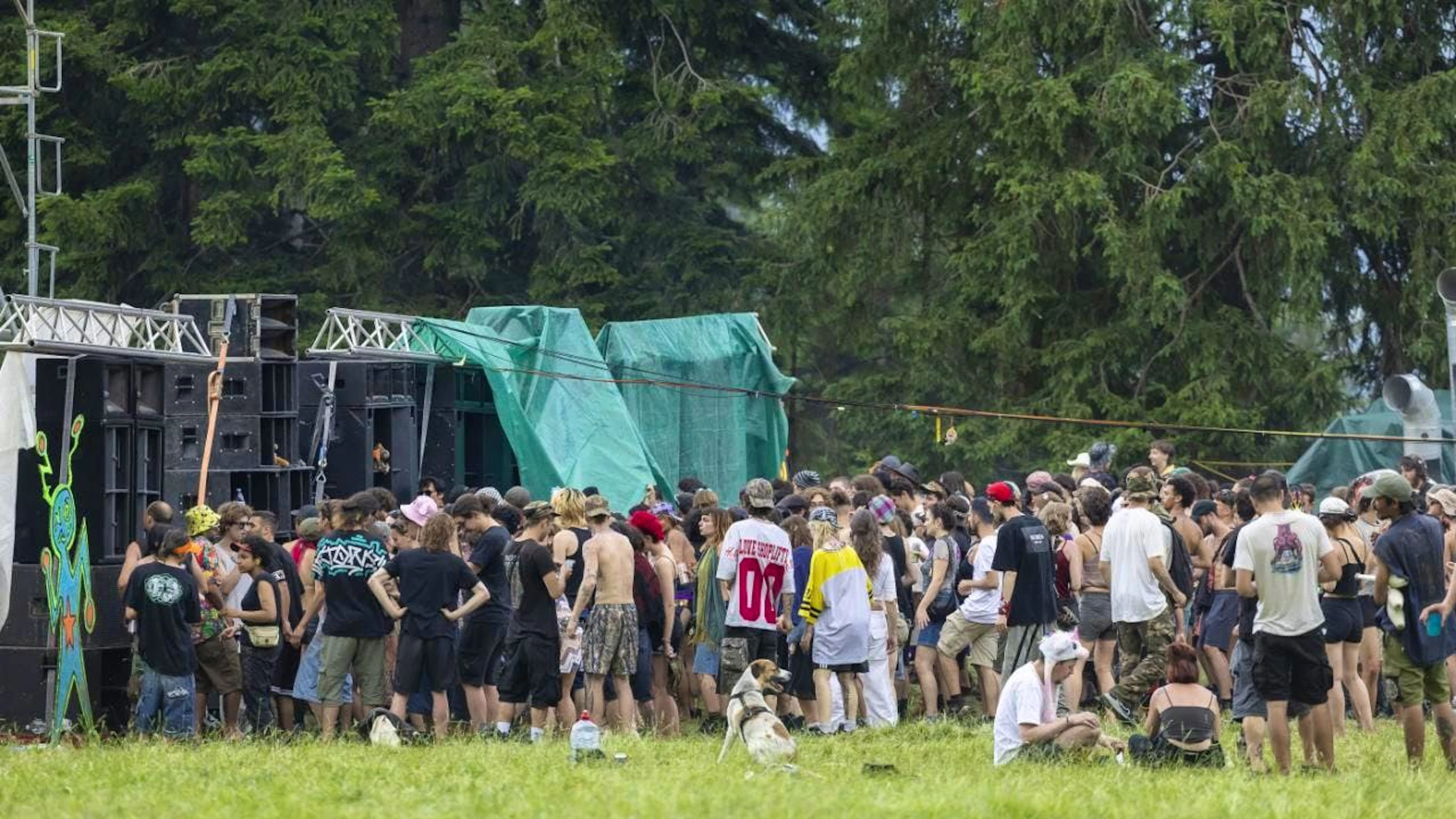 Avant de s'installer dans un pâturage sur les hauts de Malleray dans la nuit de vendredi à samedi, les fêtards avaient essayer d'organiser leur événement illégal à Soulce.