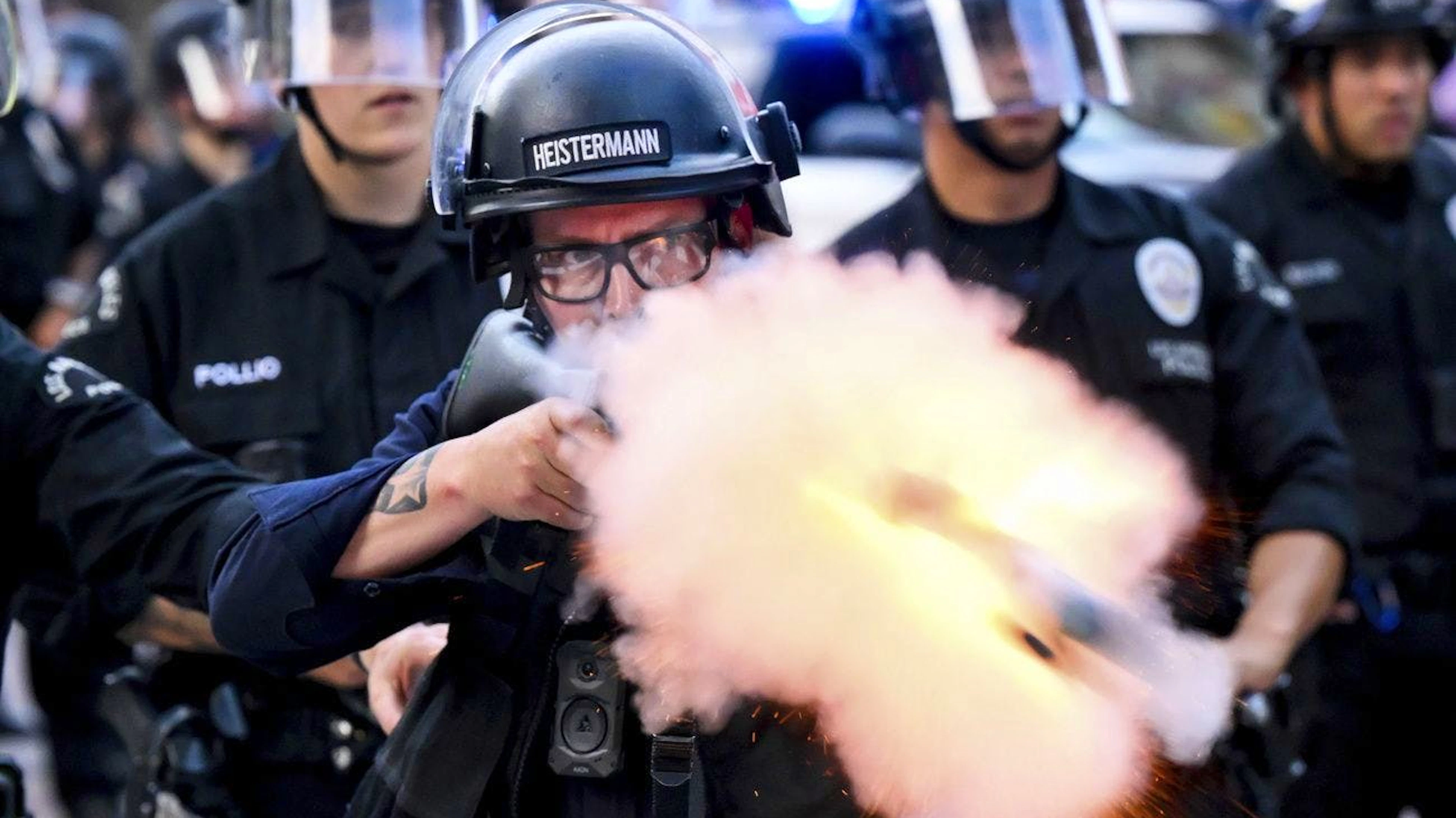 Un membre des forces de l’ordre tire un projectile non létal lors de la manifestation anti-Trump, samedi à Los Angeles.