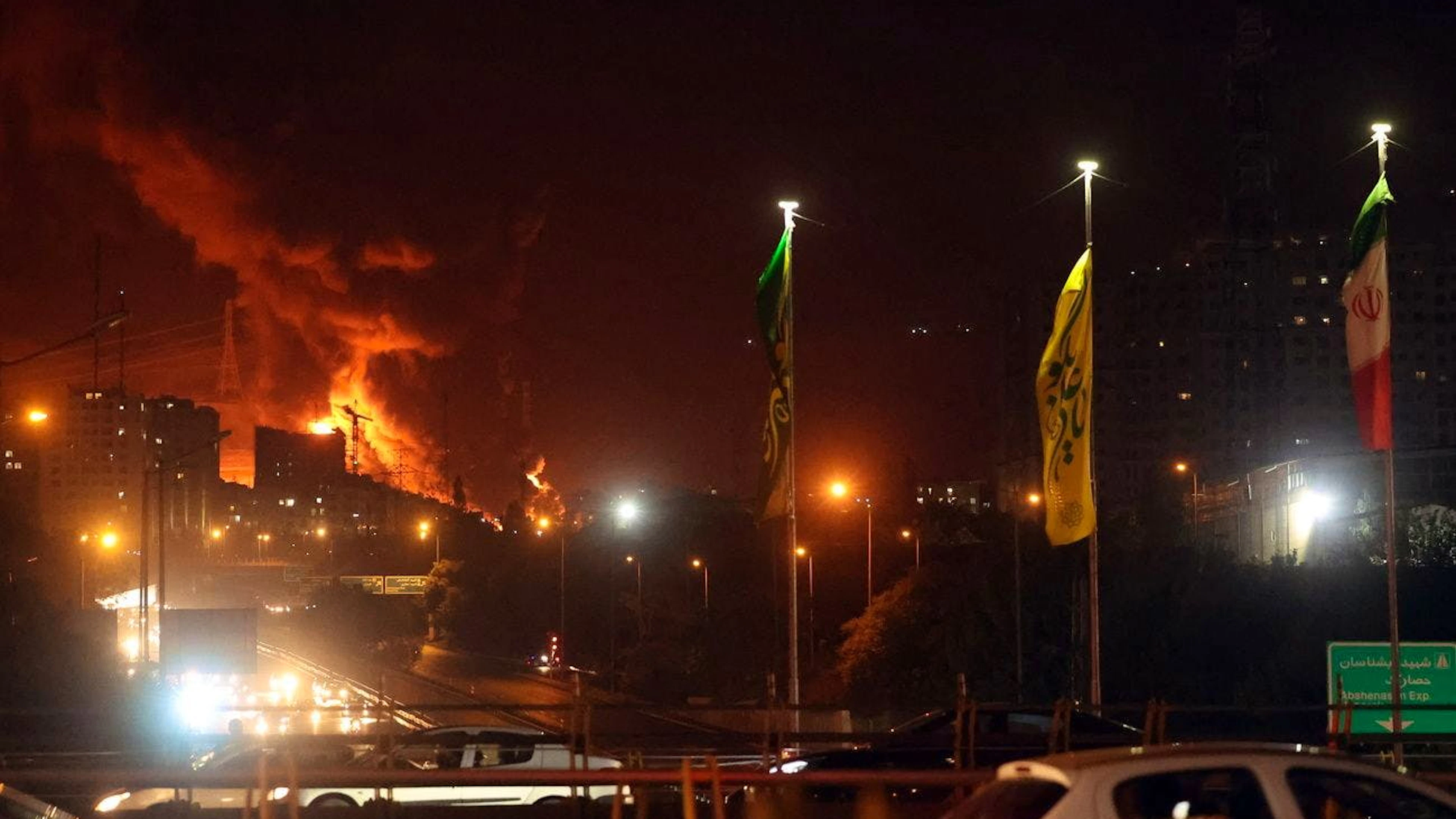 Israël a affirmé avoir visé des cibles «liées au projet d'armes nucléaires du régime iranien» à Téhéran, où plusieurs explosions ont été entendues (ici, un complexe pétrolier en feu, cette nuit, à Téhéran).