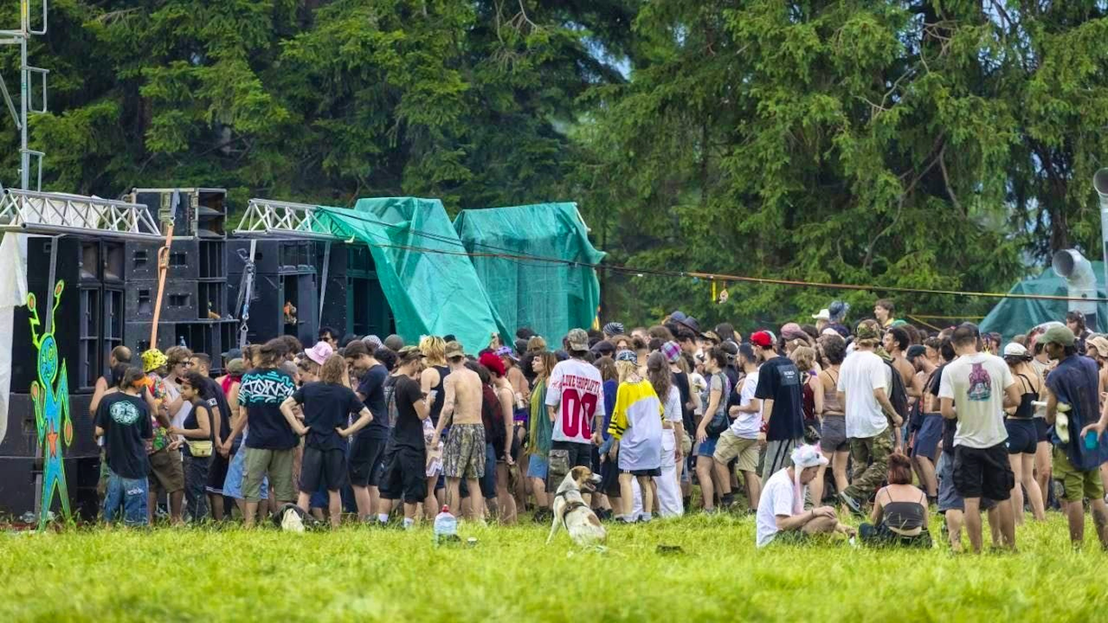 Before settling down in a pasture above Malleray BE on Friday night, the revelers had tried to organize their illegal event in Soulce JU. (archive picture)