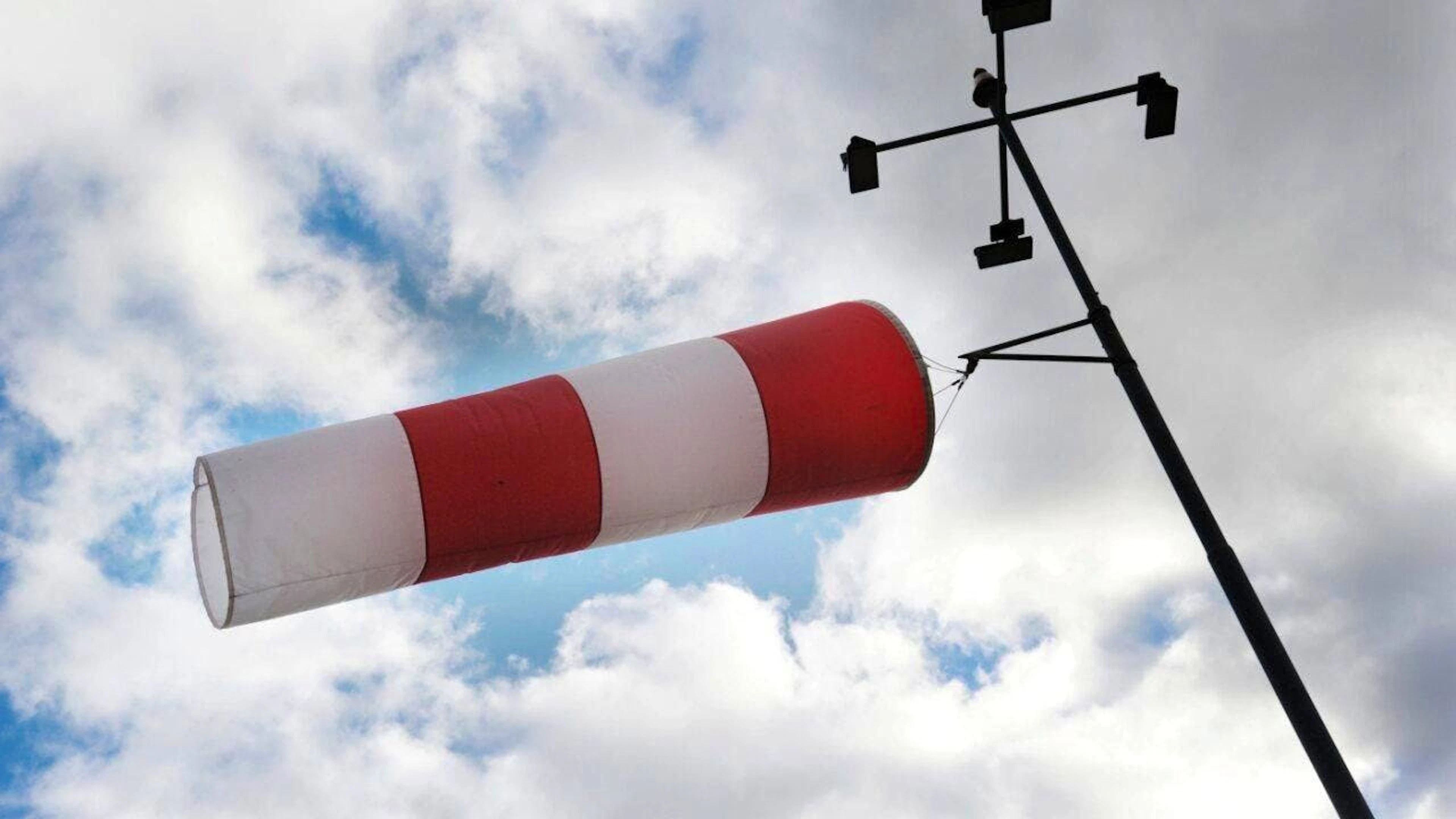 Le raffiche di vento lungo l'arco giurassiano hanno raggiunto i 140 km/h. (Immagine simbolica)