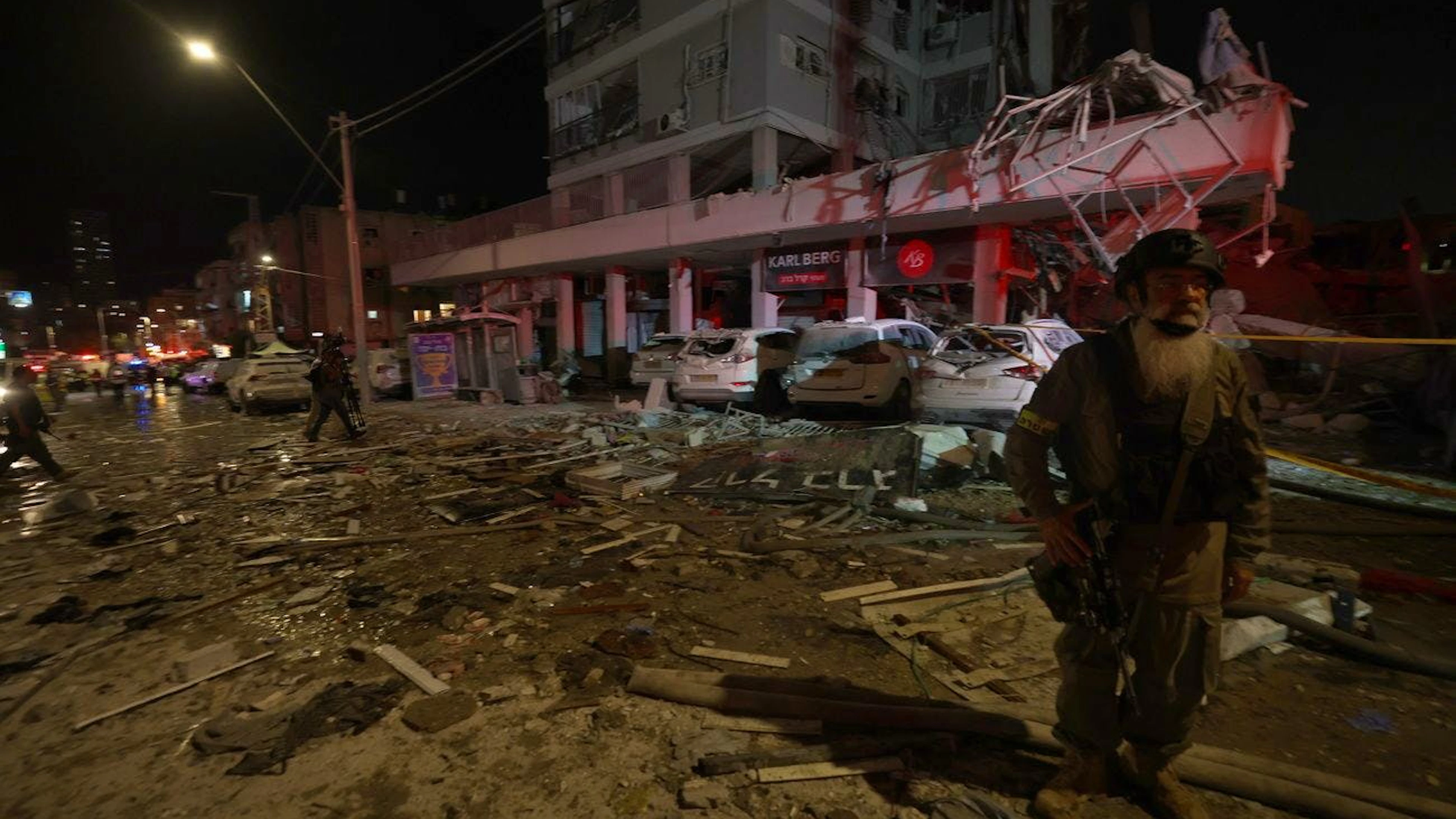 Les équipes de secours se mobilisent après une frappe de missiles iraniens, non loin de Tel-Aviv, ce dimanche 15 juin 2025.