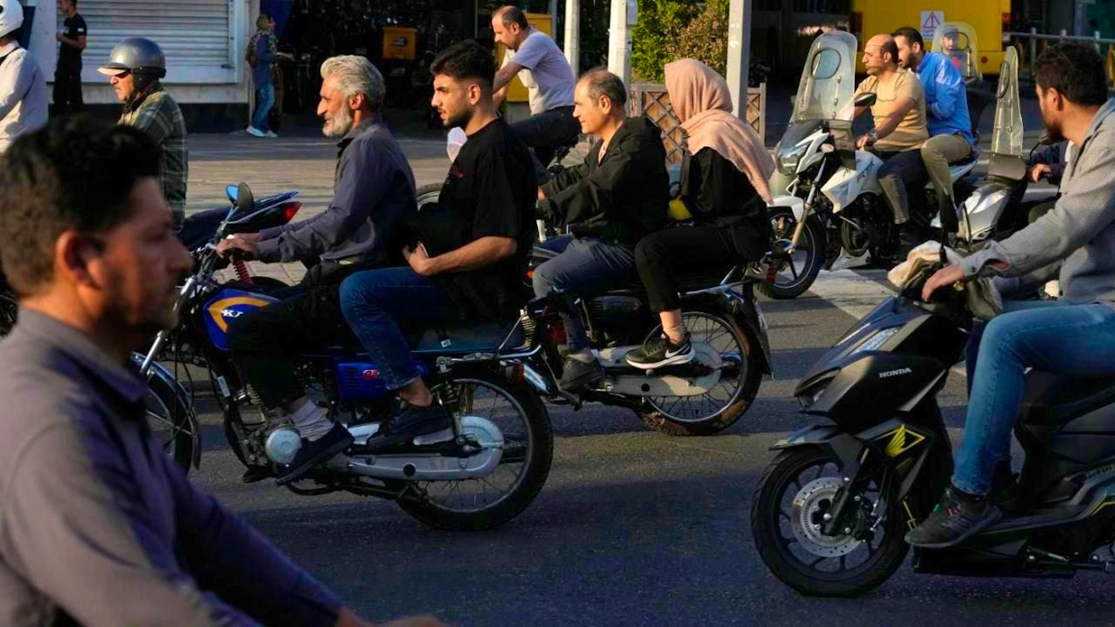 ARCHIVE - People drive on a street in downtown Tehran. Photo: Vahid Salemi/AP/dpa/Archive image