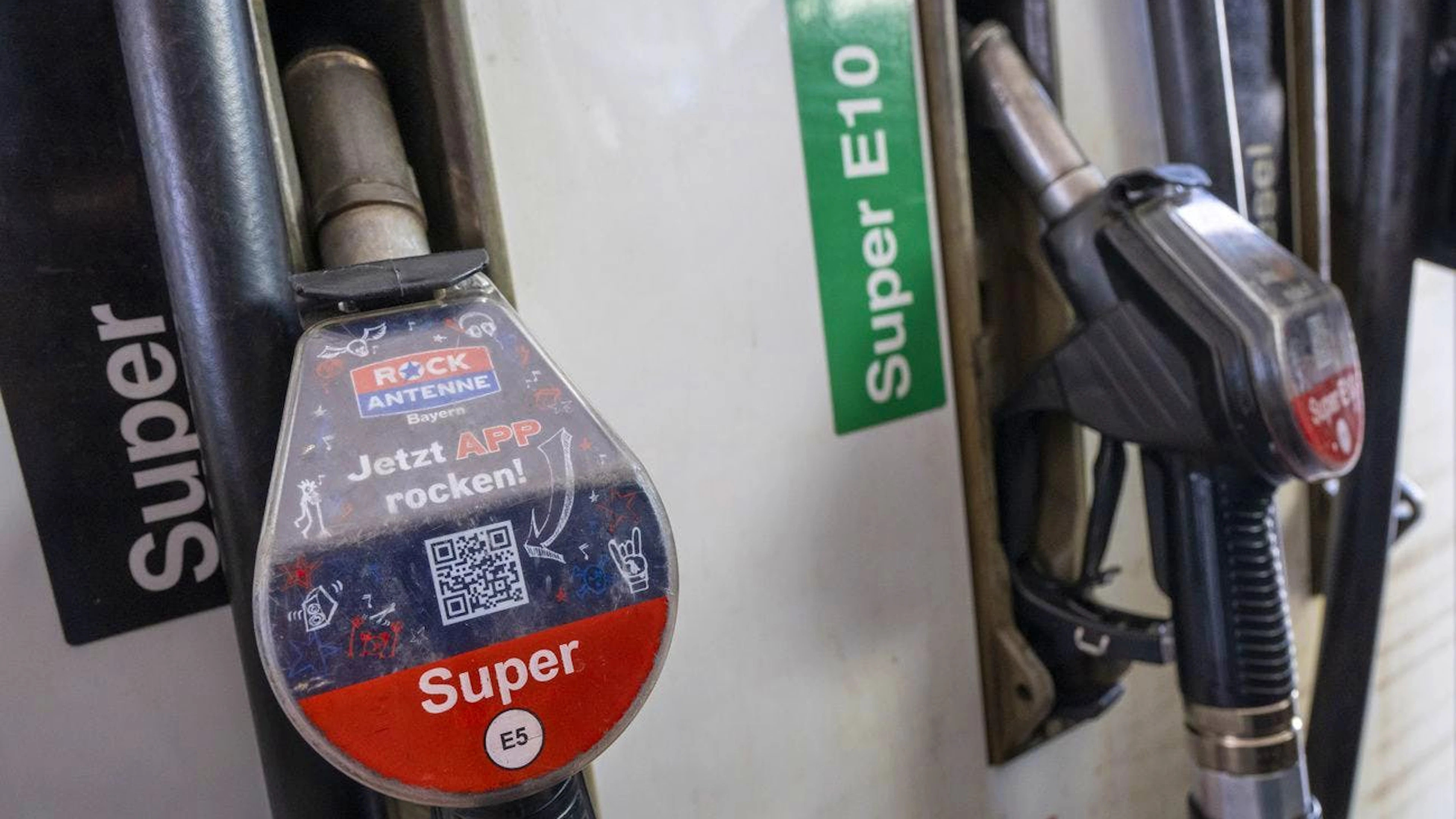 Les prix du pétrole évoluaient en légère baisse lundi en début de matinée, après une flambée jusqu'à 13% vendredi, lors des premières frappes israéliennes sur l'Iran.