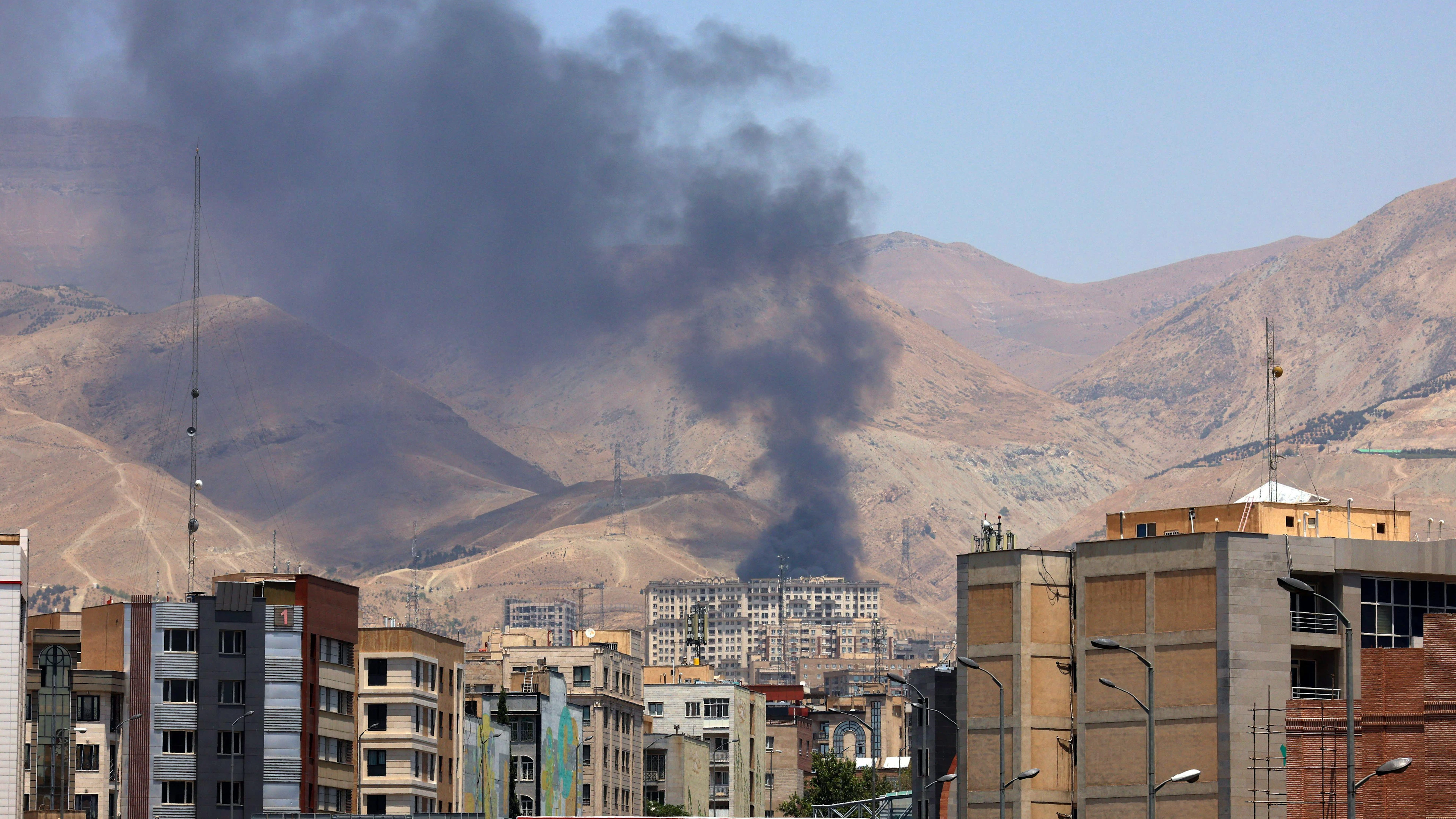 De la fumée s'élève pour la deuxième journée consécutive du dépôt pétrolier de Shahran, au nord-ouest de Téhéran, le 16 juin 2025.