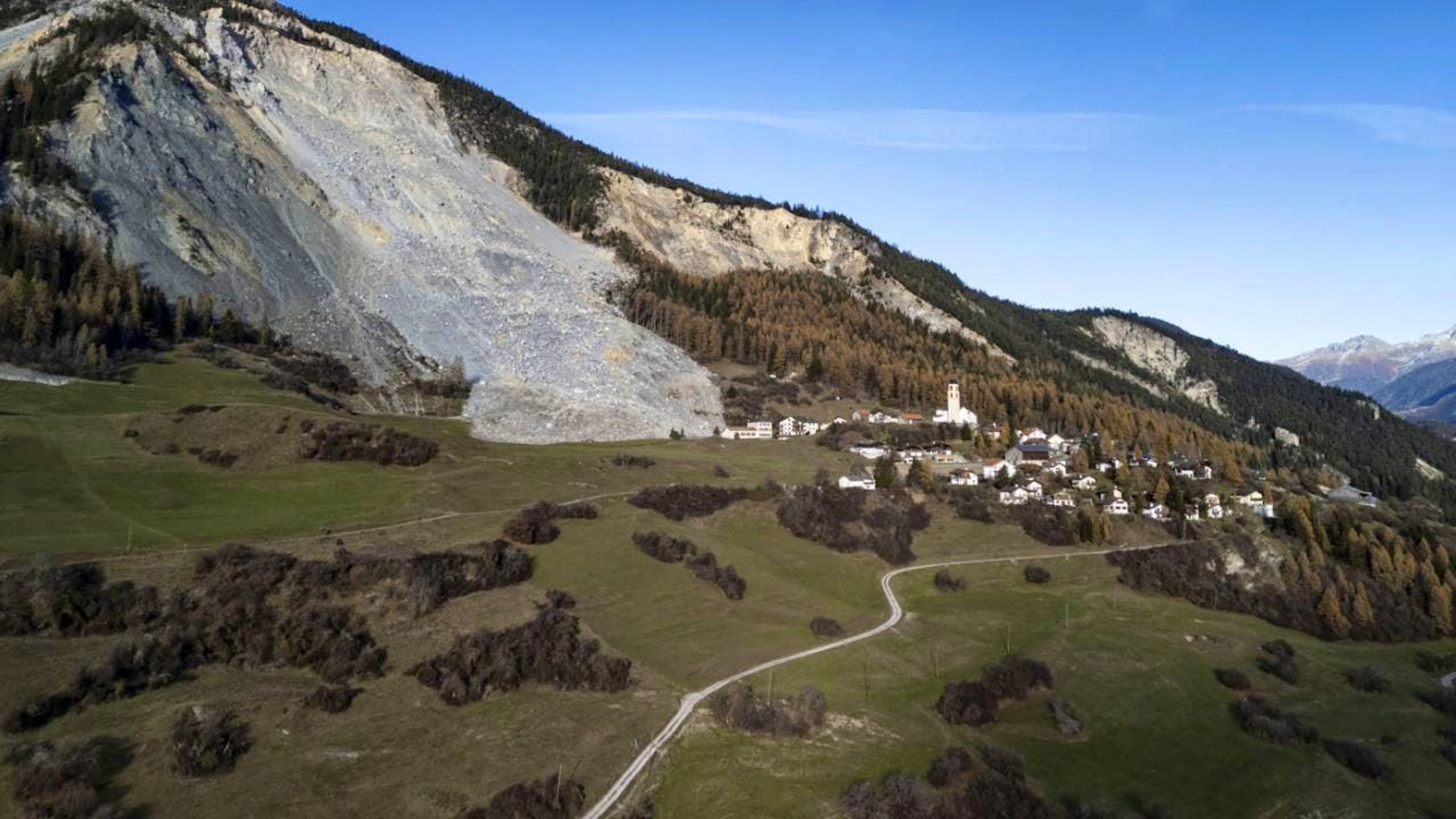 La montagne qui surplombe Brienz (GR) menace de s'effondrer. Le village, déjà évacué, est donc désormais interdit d'accès pendant la journée (archives).