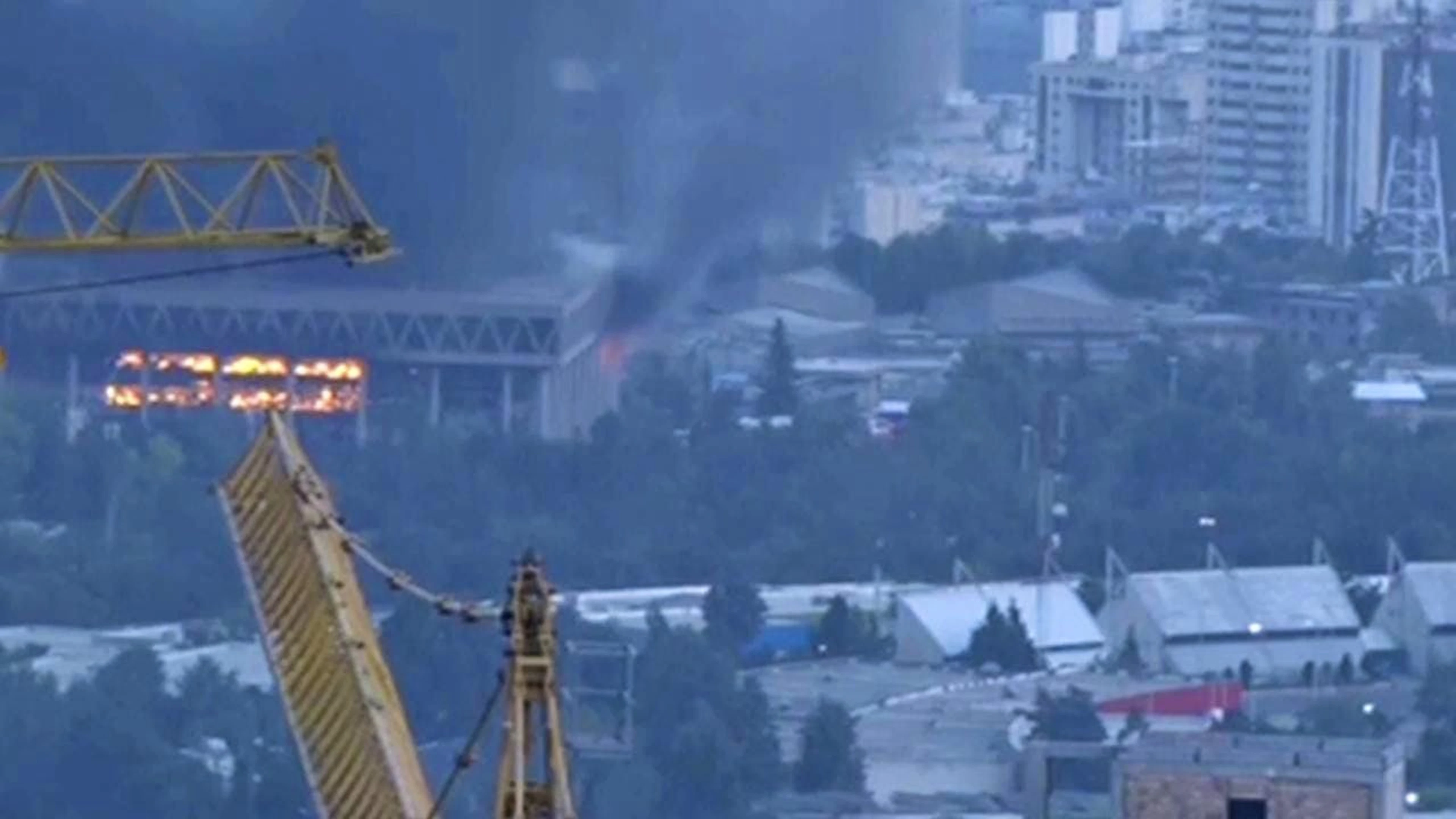 Cette capture d'écran est issue d'une vidéo diffusée par la télévision d'Etat iranienne. Elle montre le siège de la télévision nationale en flammes, après une attaque de drône israélien.