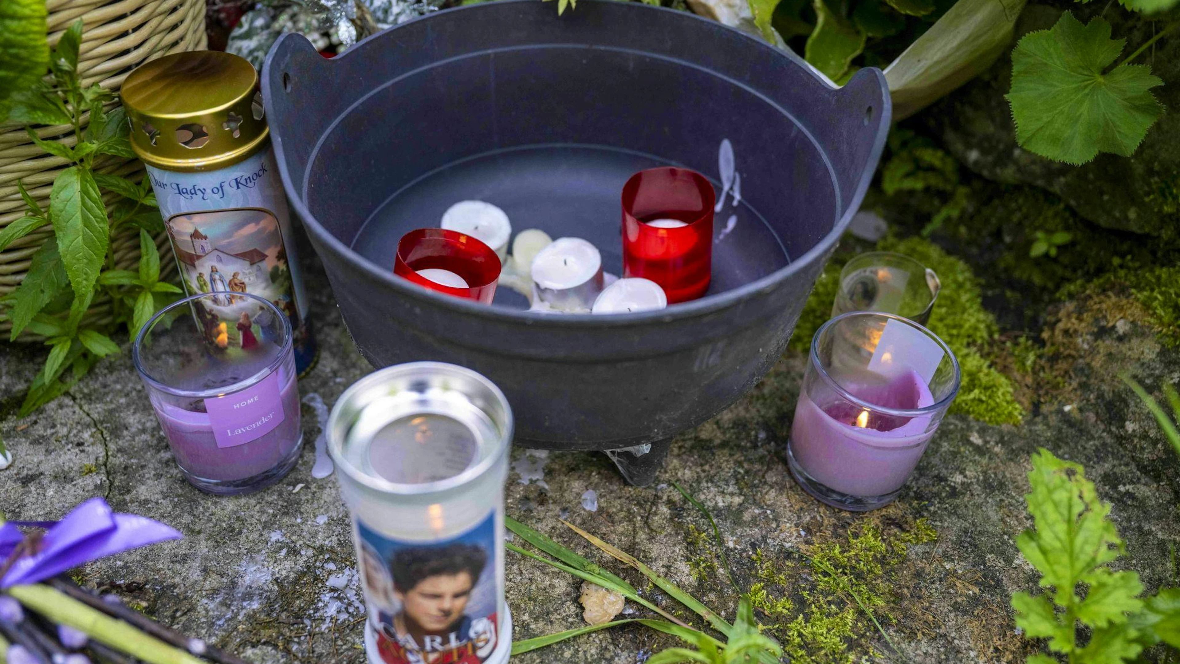 Viele Menschen trauerten um die Babys und Kleinkinder, die wie Müll entsorgt wurden.