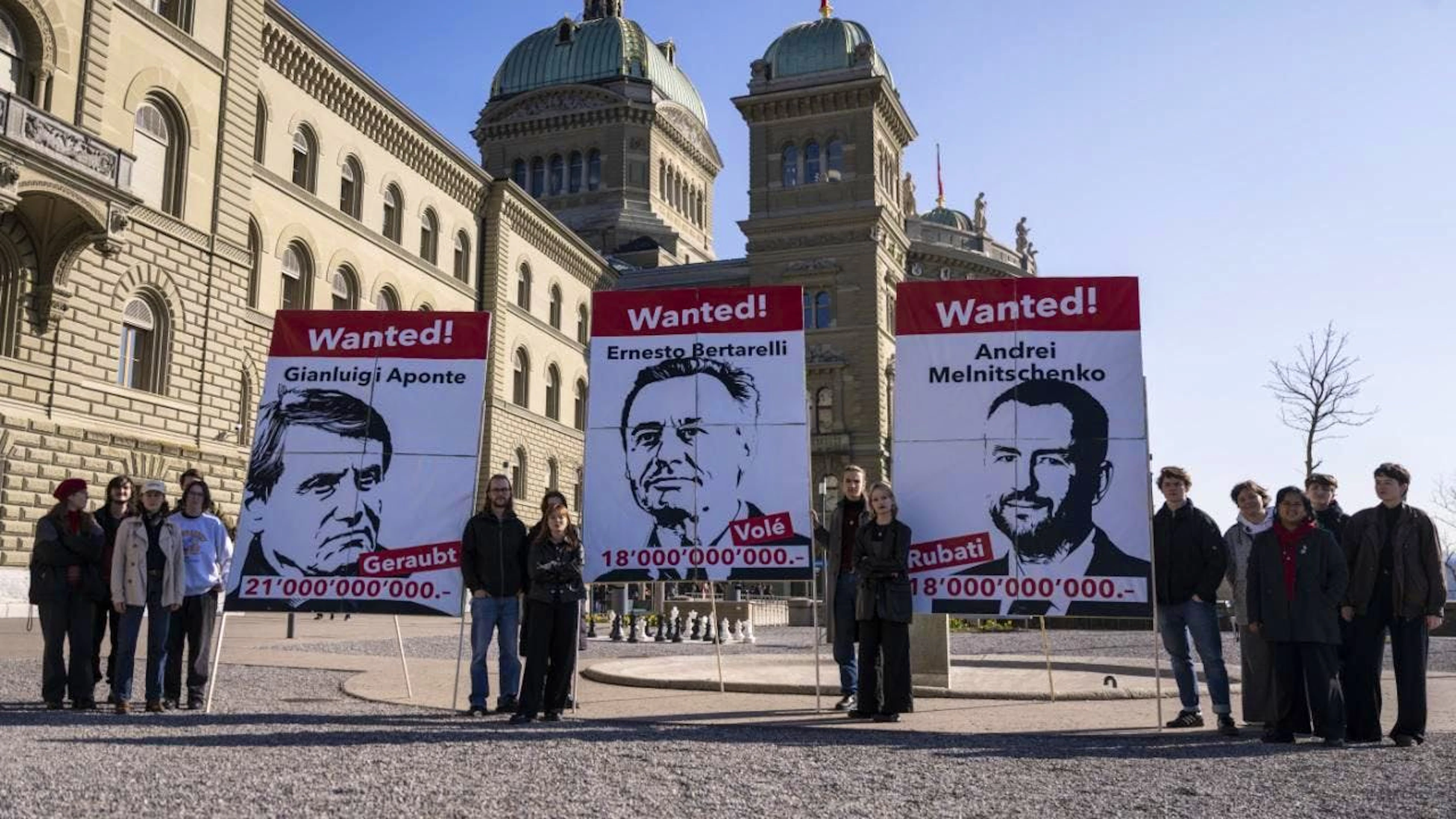 Aktivistinnen der Juso machen mit Plakaten Werbung für ihre Zukunfts-Initiative. Das Parlament empfiehlt die Initiative zur Ablehnung. (Archivbild)