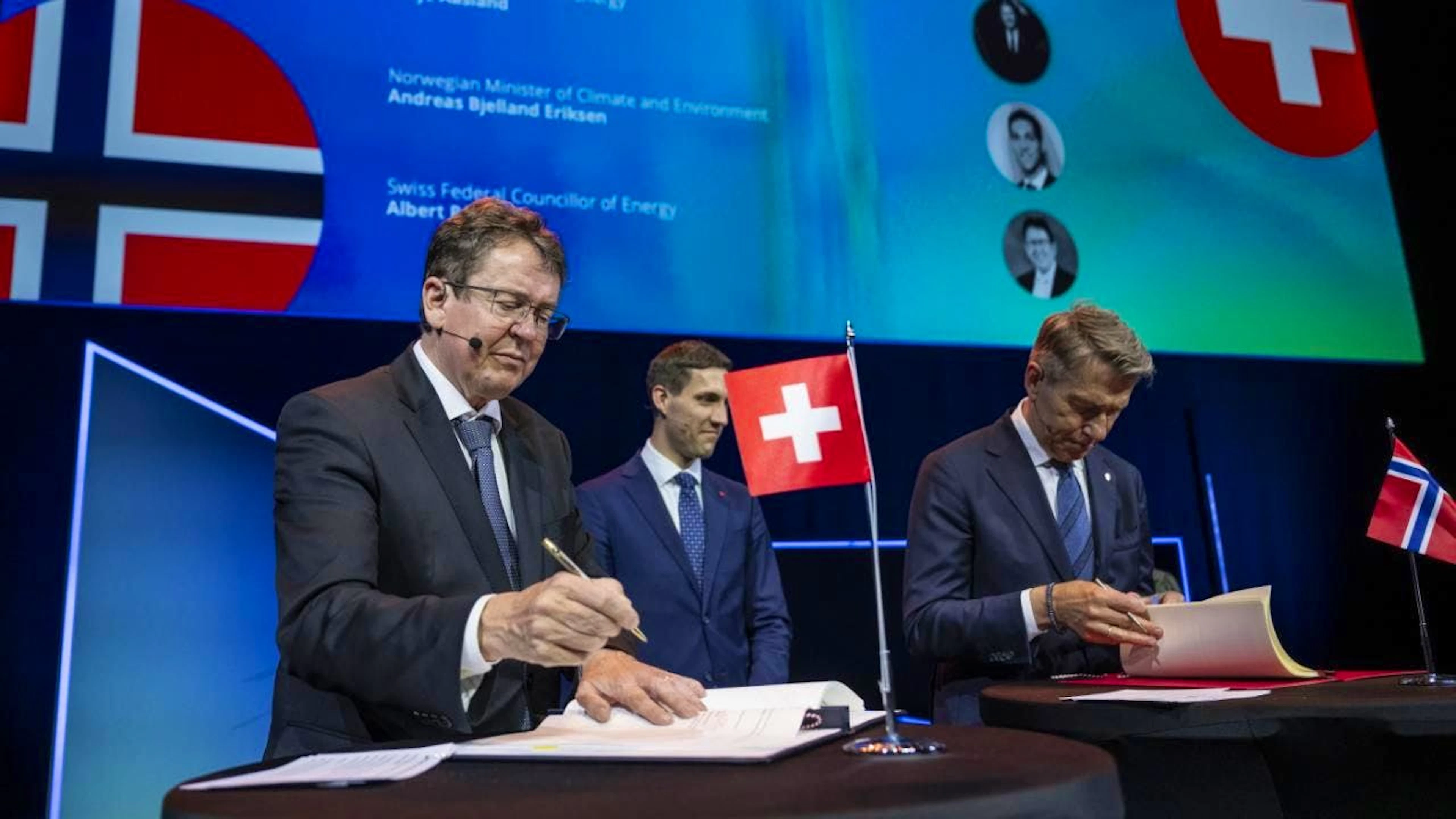 Nach Einschätzung von Umweltminister Albert Rösti (links) wird die Speicherung von CO2 auch für die Schweiz auf dem Weg zum Netto-Null-Ziel wichtig sein. Der Bundesrat reiste zur Besprechung eines Abkommens mit seinem norwegischen Amtskollegen Andreas Bjelland Eriksen nach Oslo.