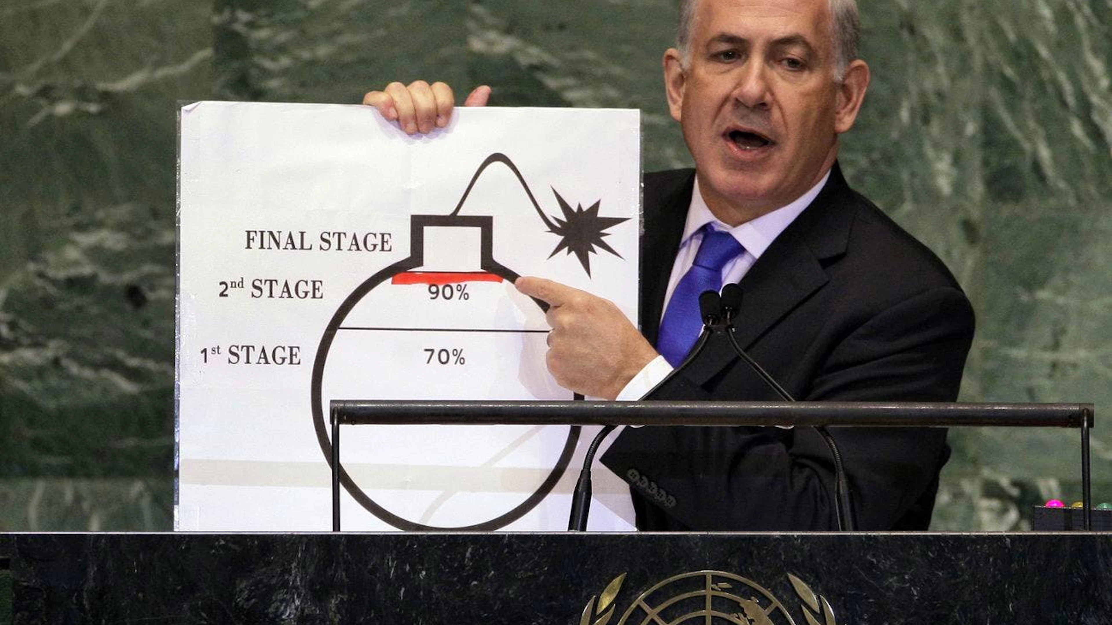 L’Agence internationale de l’énergie atomique (AIEA) indique qu'elle «ne dispose d'aucune indication crédible d'un programme nucléaire structuré» visant à doter l'Iran de l'arme atomique (ici, Netanyau dénonçant les ambitions atomiques de l’Iran, à New York, en 2012). 