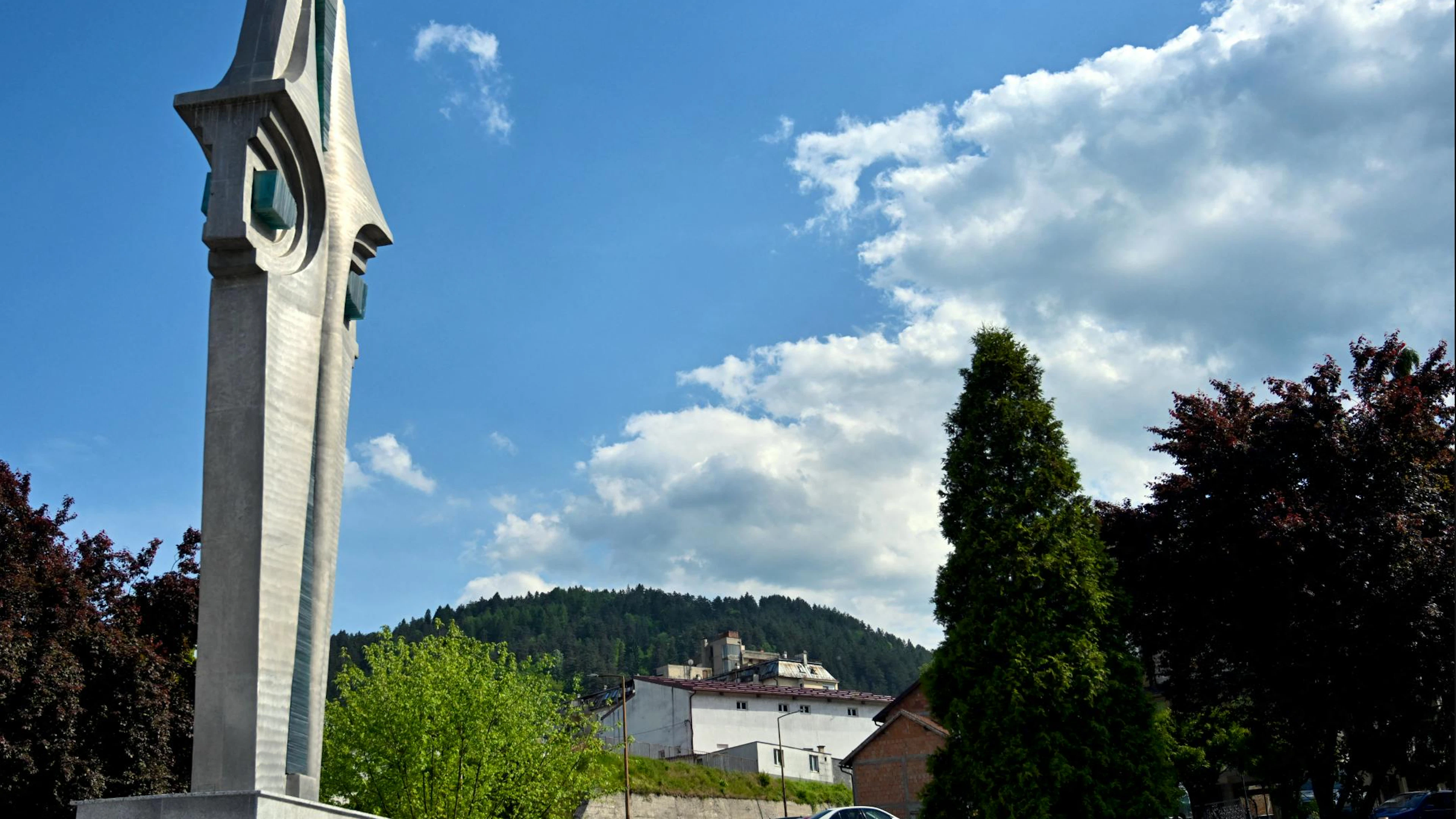Un monument dédié aux combattants serbes de Bosnie est visible dans le centre de la ville de Foca, dans l'est de la Bosnie, le 20 mai 2025. Au moins 20 000 personnes ont subi des violences sexuelles à travers la Bosnie lorsque la Yougoslavie s'est effondrée dans la pire guerre que l'Europe ait connue depuis 1945. La plupart des victimes étaient des musulmans bosniaques, mais des femmes serbes et croates ont également souffert. (Photo par ELVIS BARUKCIC / AFP)