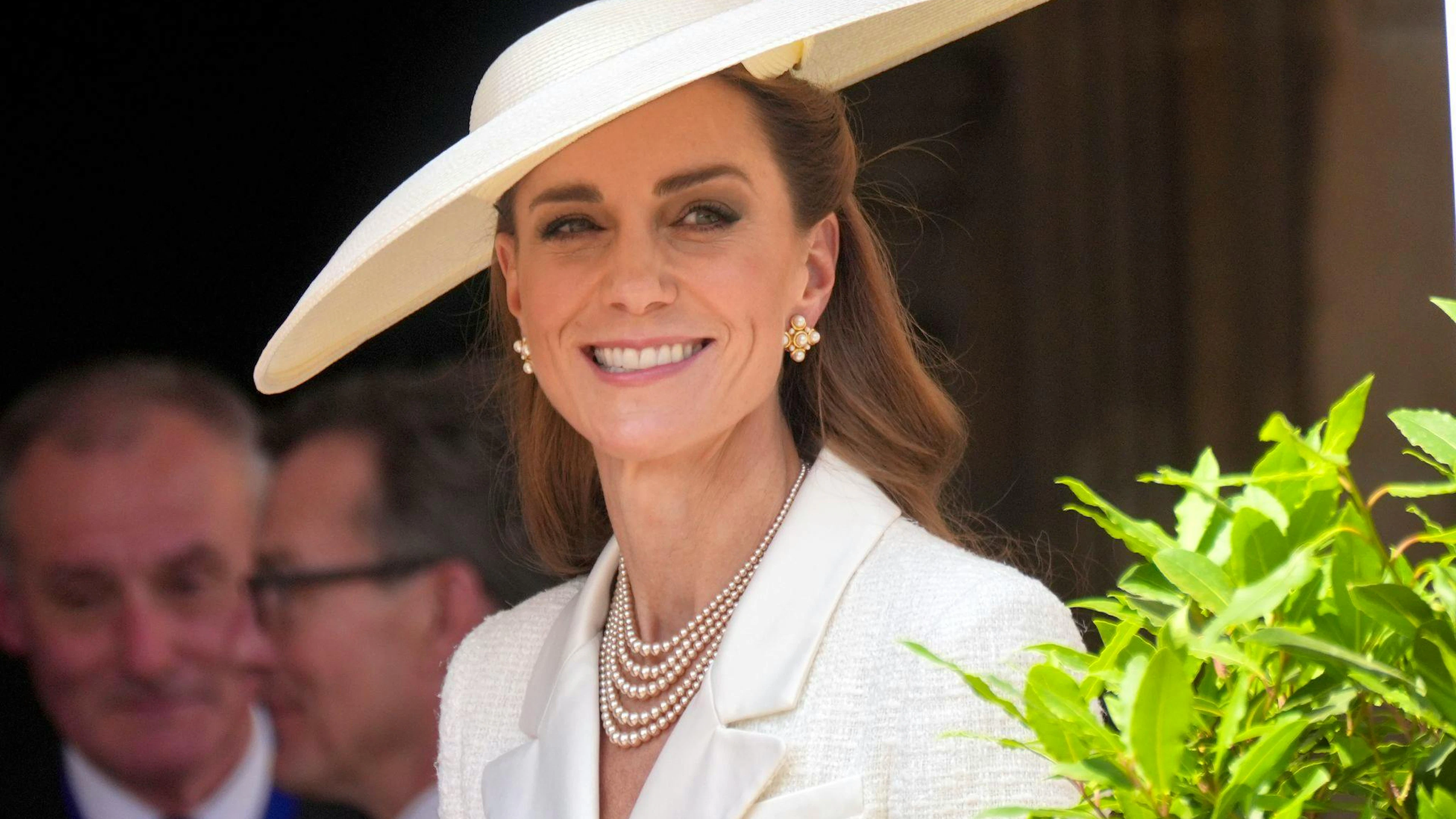 Im wahren Leben sind sich Herzogin Meghan und Prinzessin Kate spinnefeind. Aber sie haben das gleiche Hobby: die Imkerei.&nbsp;