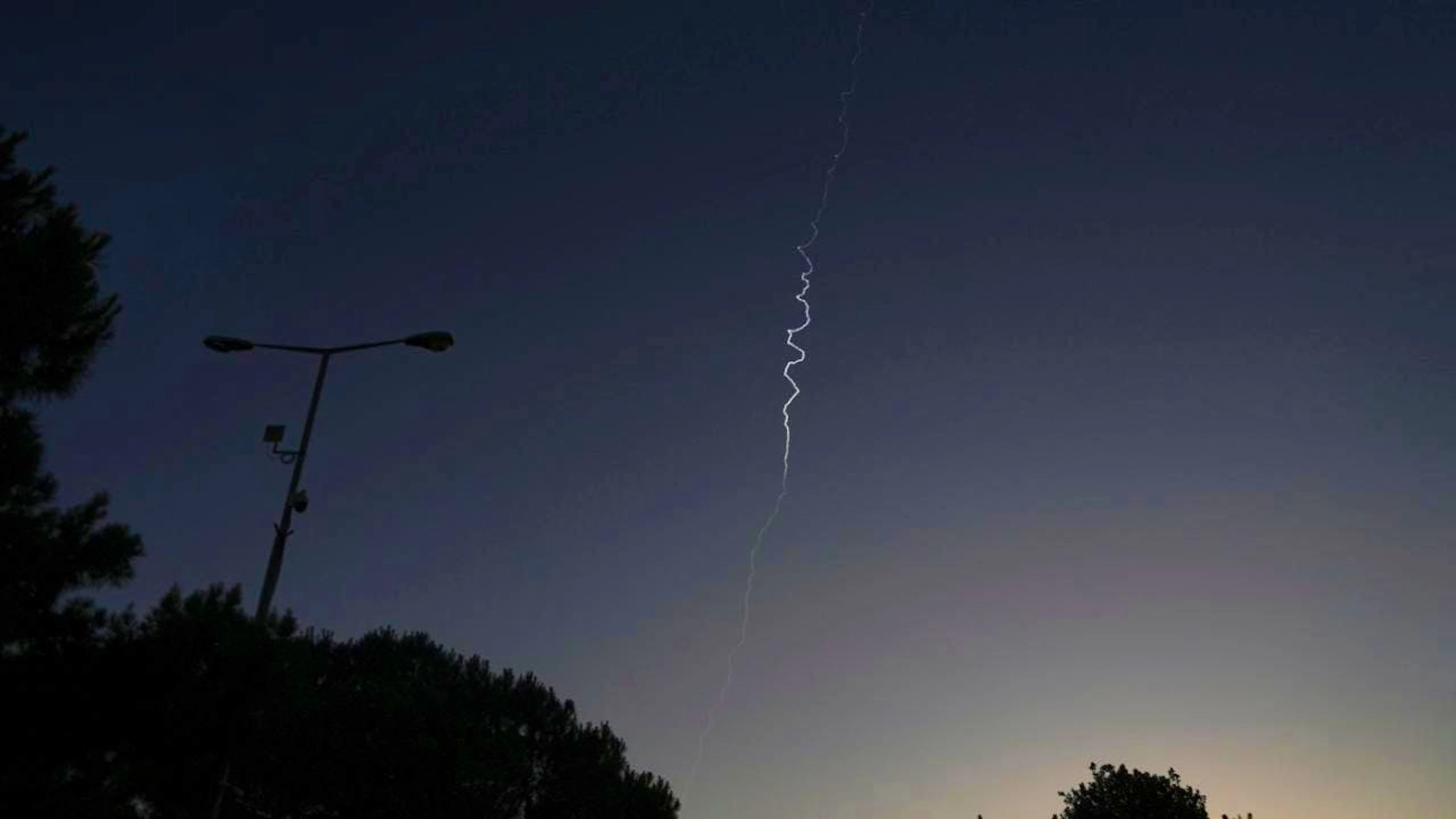 ARCHIV - Eine Rauchfahne des israelischen Luftabwehrsystems Iron Dome zieht über den Himmel, als es Raketen abfängt, die bei einem iranischen Angriff über Jerusalem abgeschossen wurden. Foto: Mahmoud Illean/AP/dpa