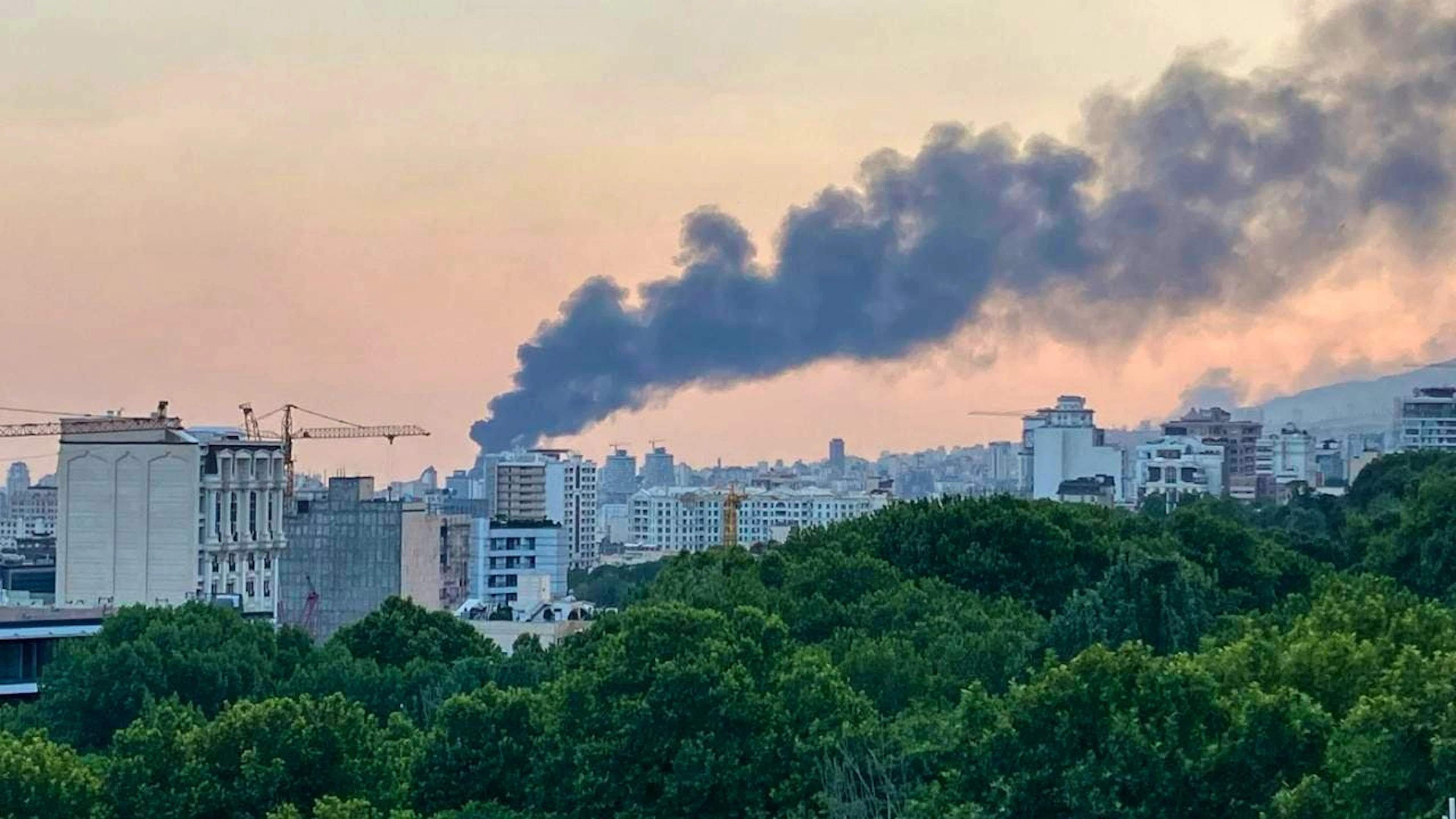dpatopbilder - Rauch steigt aus dem Gebäude des iranischen Staatssender nach einem israelischen Angriff. Foto: -/AP/dpa
