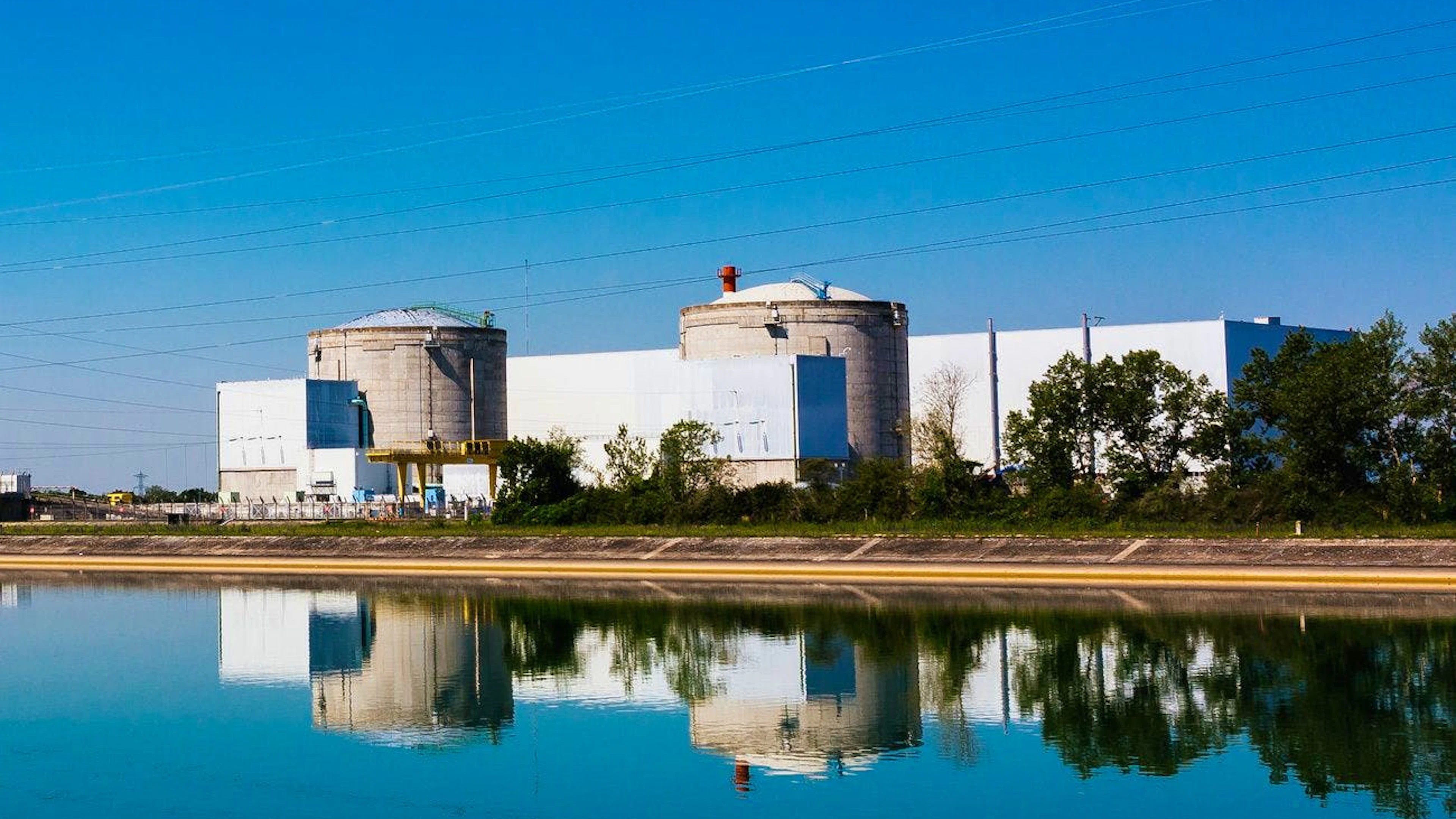 Ainsi, l'Assemblée nationale a par exemple approuvé le redémarrage de la centrale de Fessenheim (est), en bordure du Rhin, près de l'Allemagne et de la Suisse. Mise en service en 1977, la doyenne des centrales françaises avait été définitivement fermée en 2020.