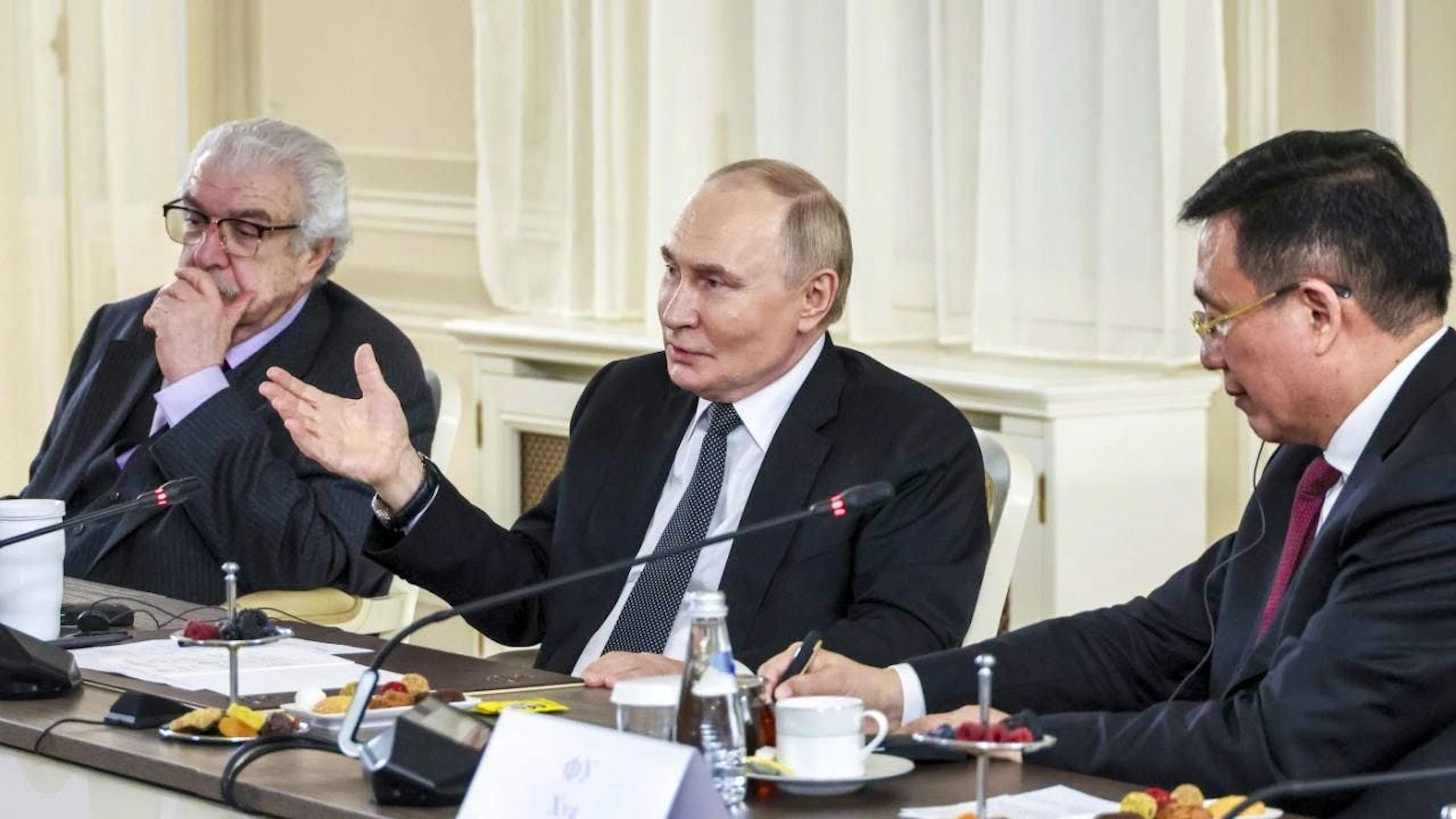 Le président russe Vladimir Poutine (au centre) a répondu aux questions de journalistes étrangers, à Saint-Petersbourg.