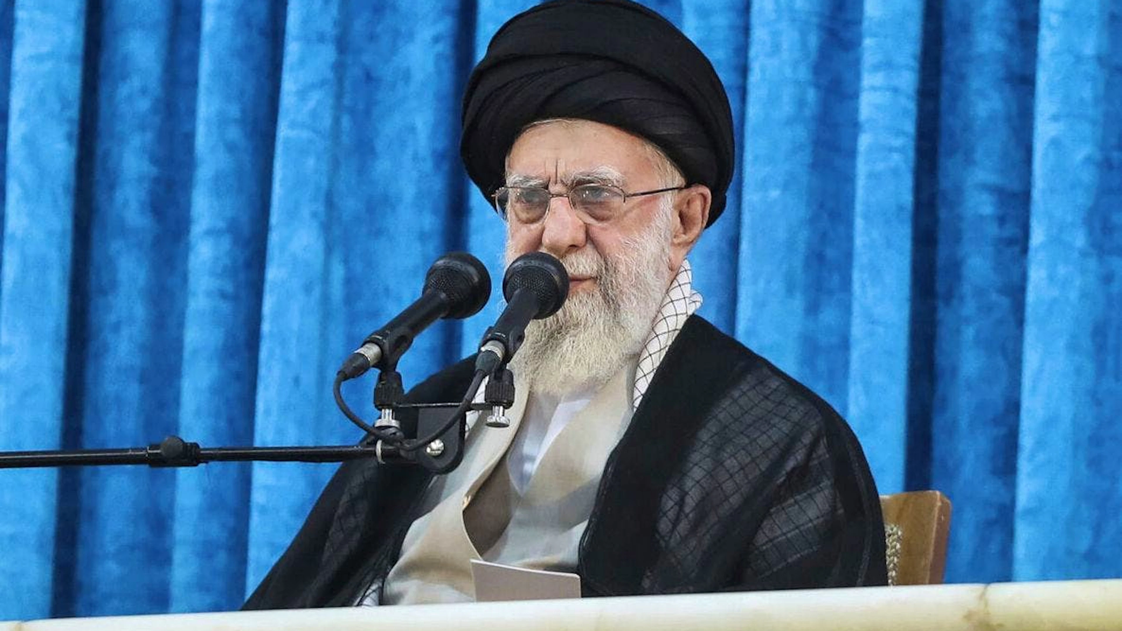 Le guide suprême Ayatollah Ali Khamenei assiste à une cérémonie marquant l'anniversaire de la mort en 1989 du défunt fondateur de la révolution, l'Ayatollah Khomeini, dans son mausolée situé juste à l'extérieur de Téhéran, en Iran, le 4 juin 2025.