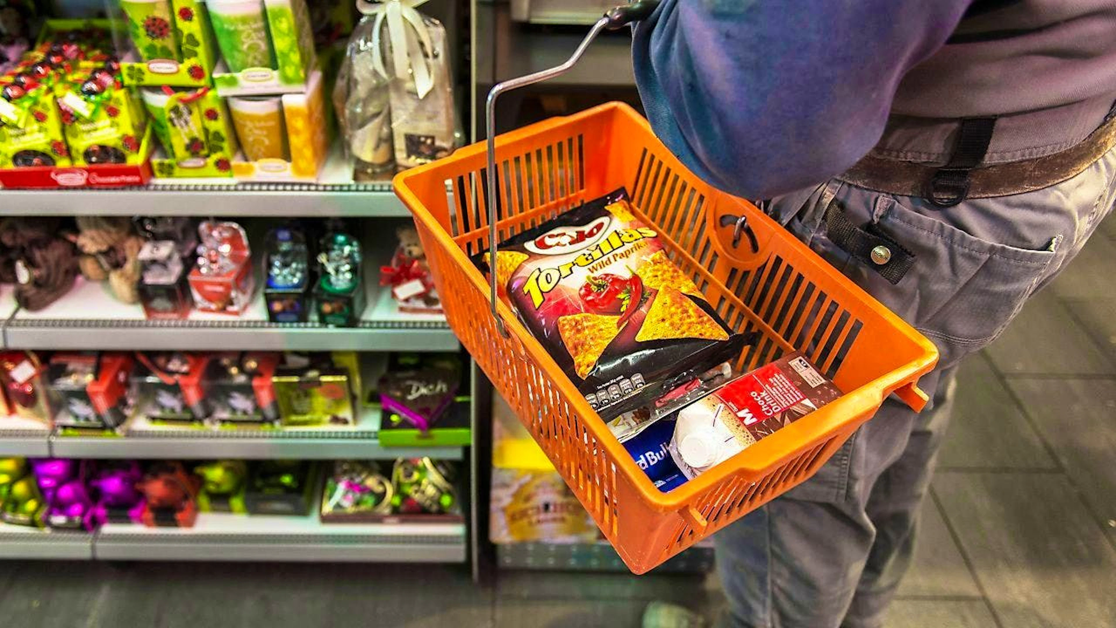 Migros is sticking to Sunday sales at Zurich main station. Unia is taking legal action against this.