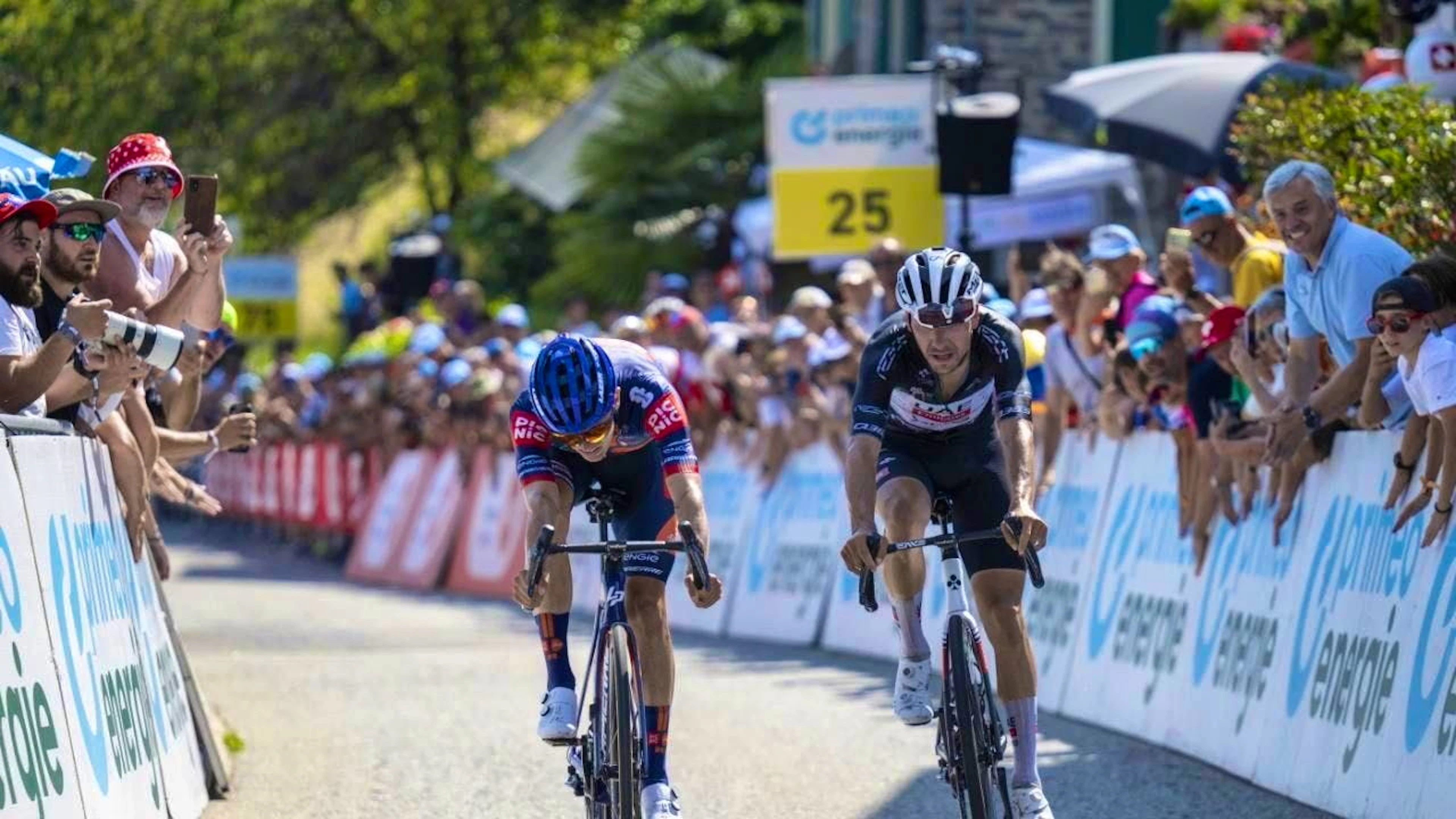 Oscar Onley (left) leaves top favorite João Almeida behind in the uphill sprint in the queen stage.