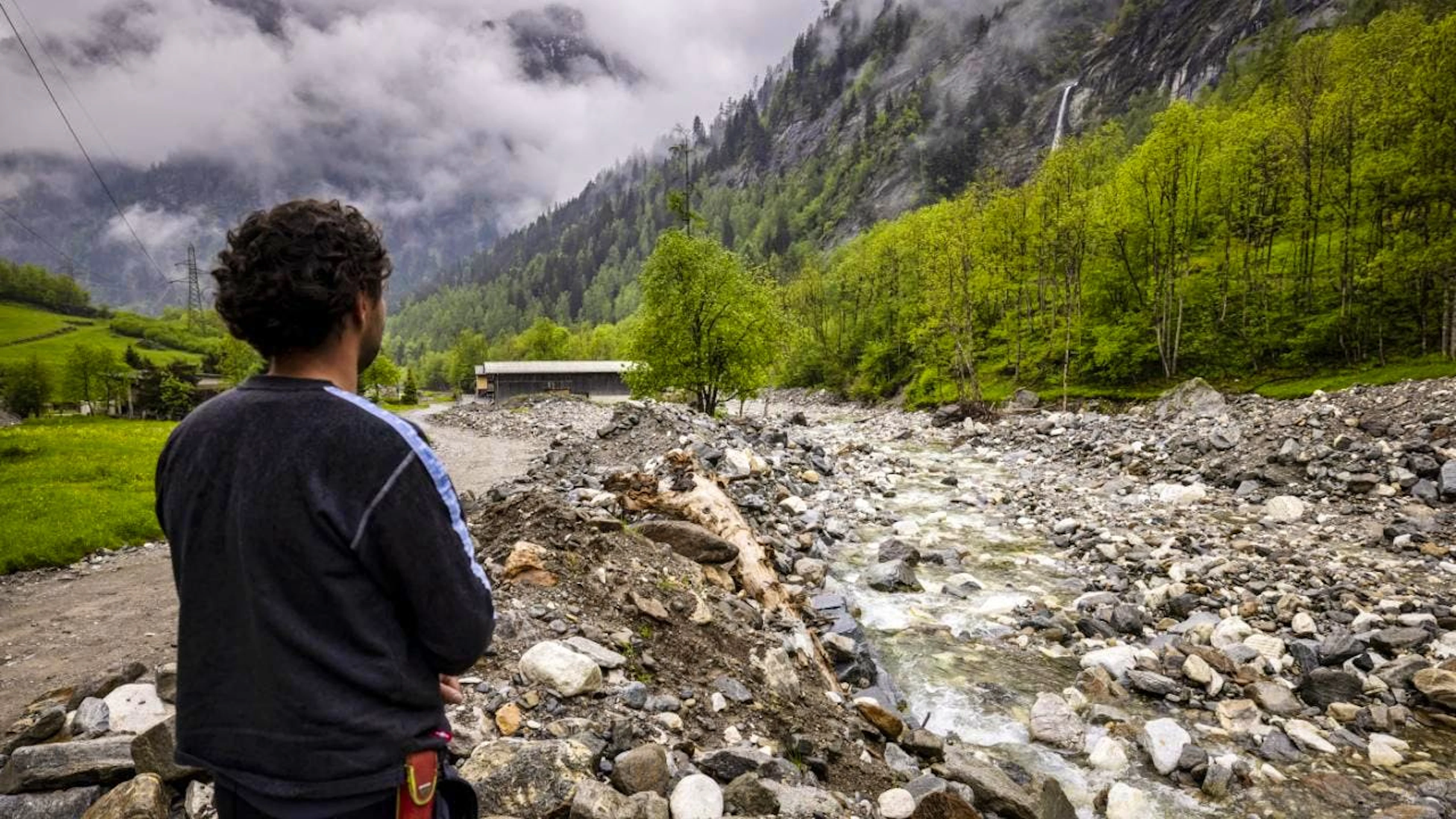 Im Gebiet von Piano di Peccia plant der Kanton Tessin Korrektur- und Schutzmassnahmen, um für ein Unwetter wie jenem von Ende Juni 2024 besser gerüstet zu sein. Im Bild ist einer der drei Bauern zu sehen, die ihren Betrieb umsiedeln müssen.