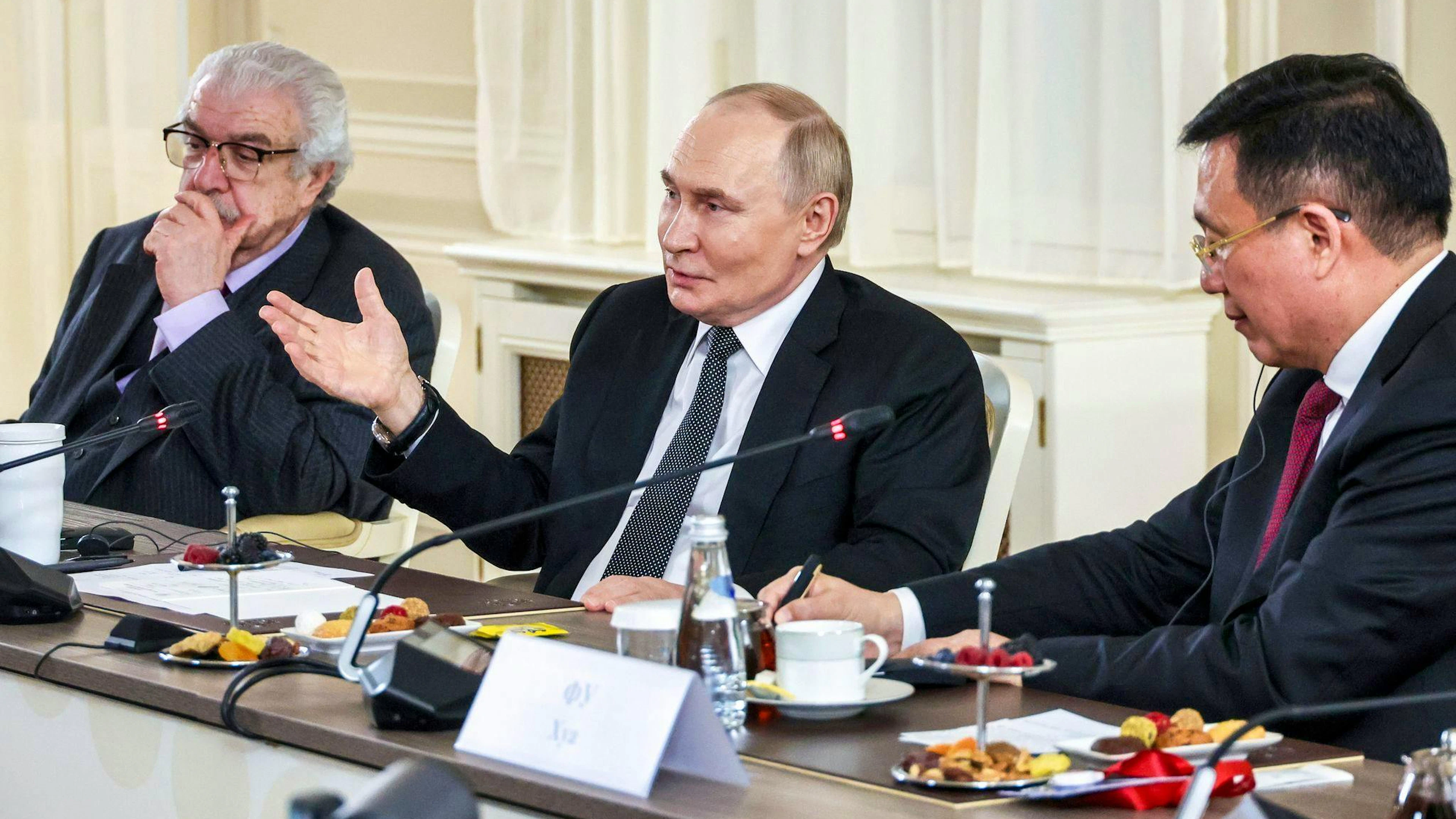 Beim Wirtschaftsforum in St. Petersburg trifft Putin traditionell Vertreter der grossen Nachrichtenagenturen.