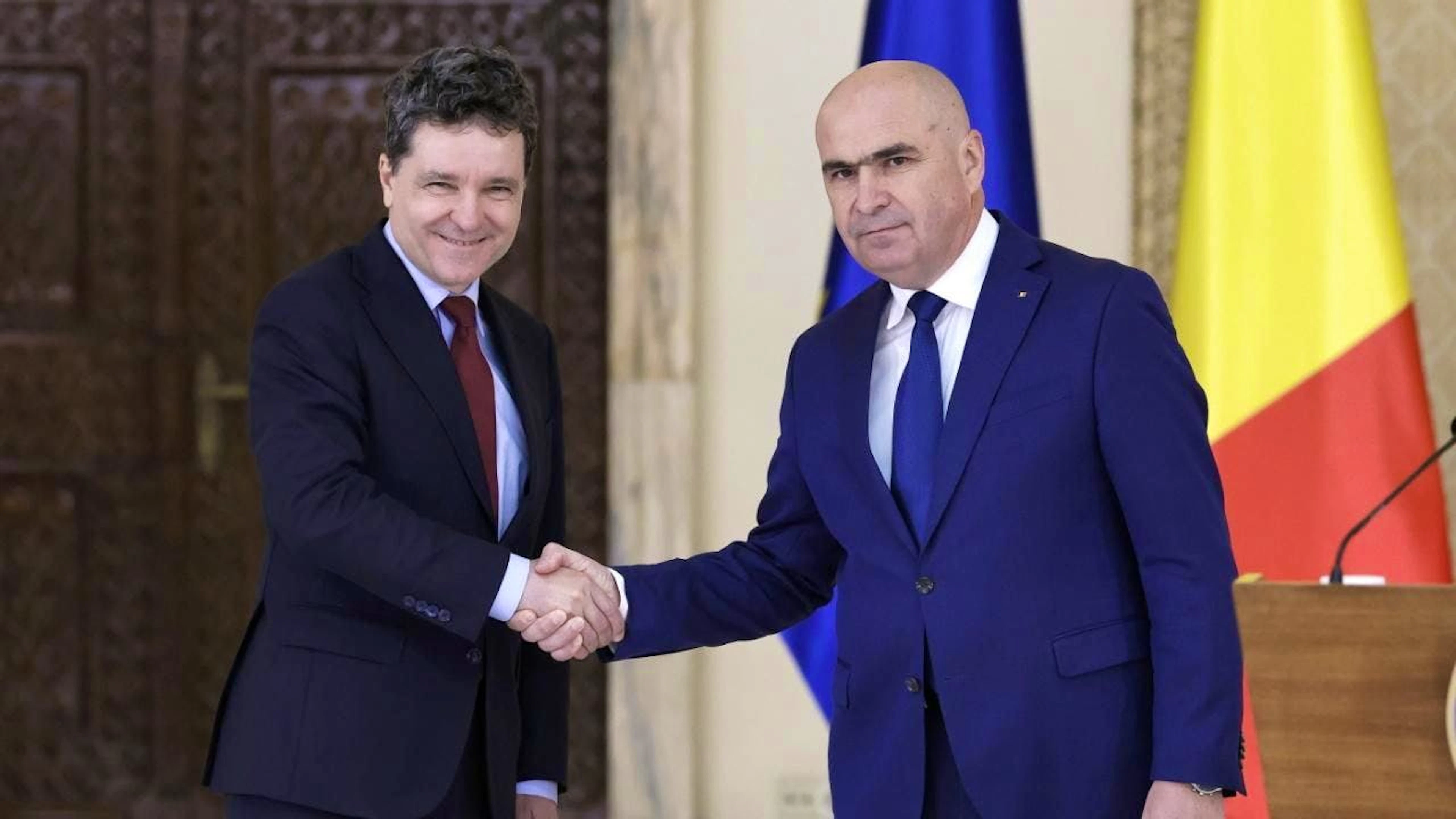 Le président Nicusor Dan, à gauche, a annoncé la nomination de l'actuel président pro-européen du Sénat, Ilie Bolojan, à droite, comme nouveau premier ministre. Le Parlement doit encore donner son aval.