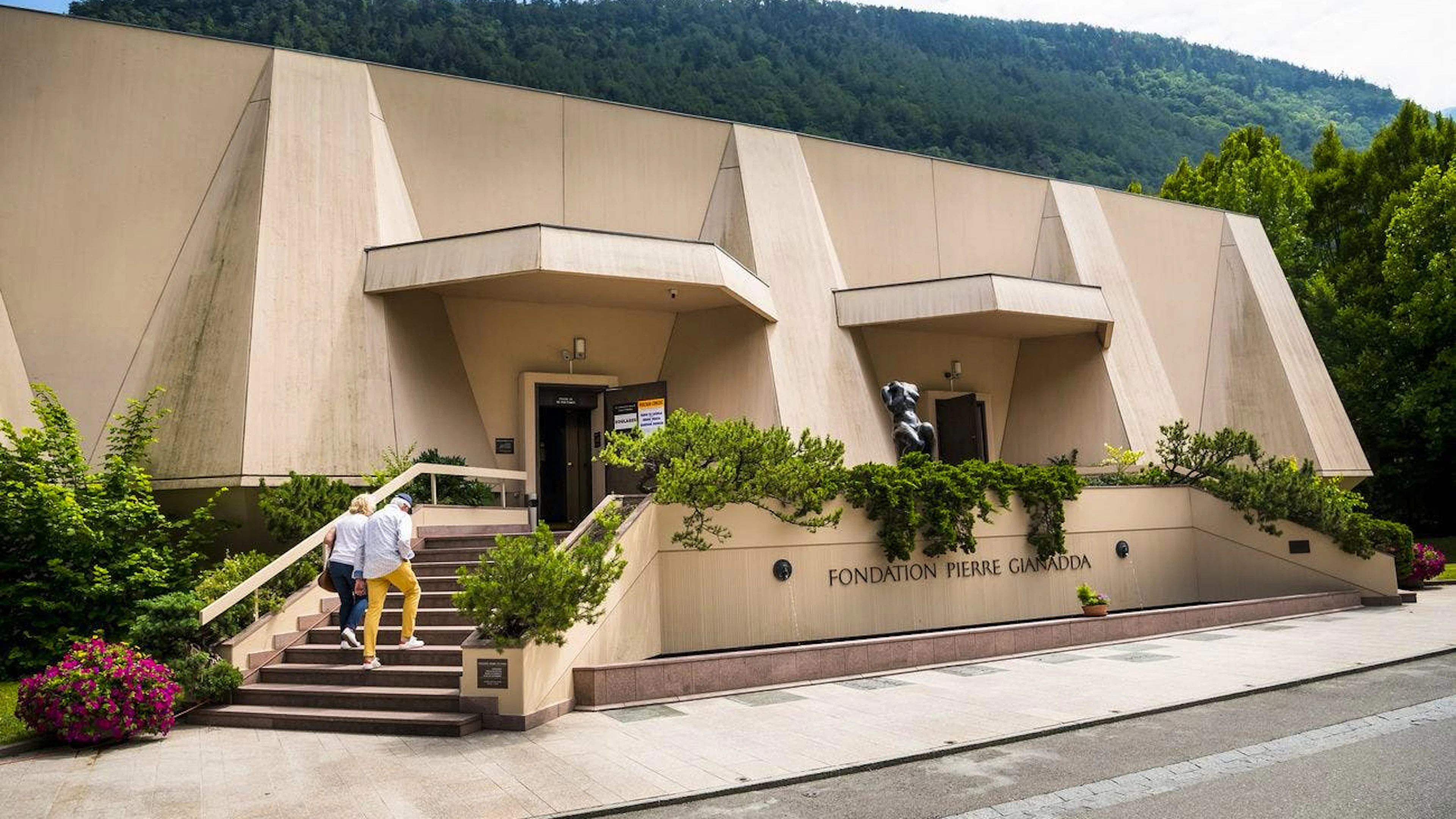 Deux personnes marchent devant l'entree de la Fondation Pierre Gianadda ce vendredi 15 juin 2018 a Martigny. (KEYSTONE/Jean-Christophe Bott)