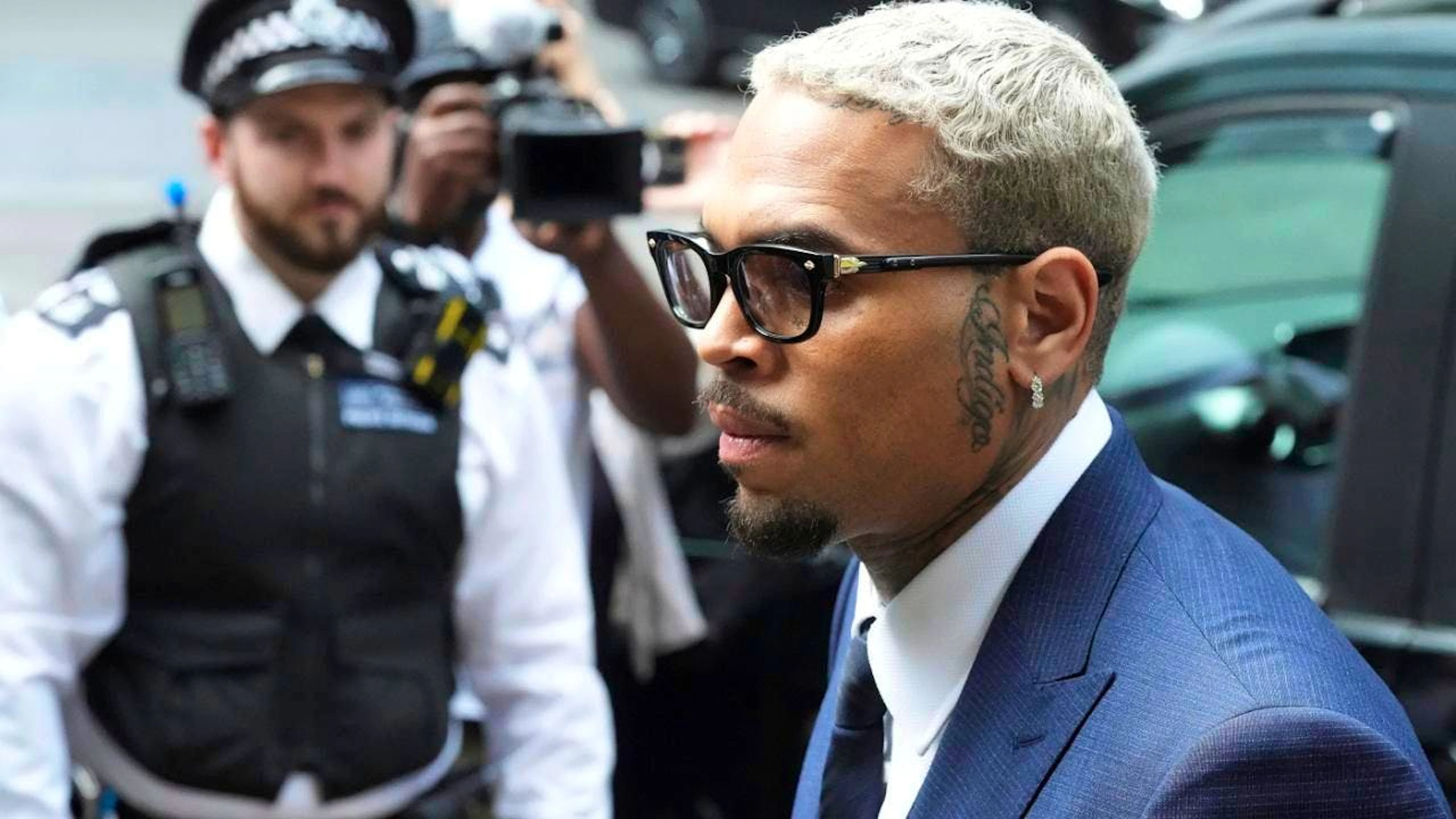 RB-Sänger Chris Brown bei der Ankunft am Southwark Crown Court im Süden Londons, wo er wegen eines angeblichen Übergriffs in einem Londoner Nachtclub vor Gericht erscheinen muss. Foto: Frank Augstein/AP/dpa