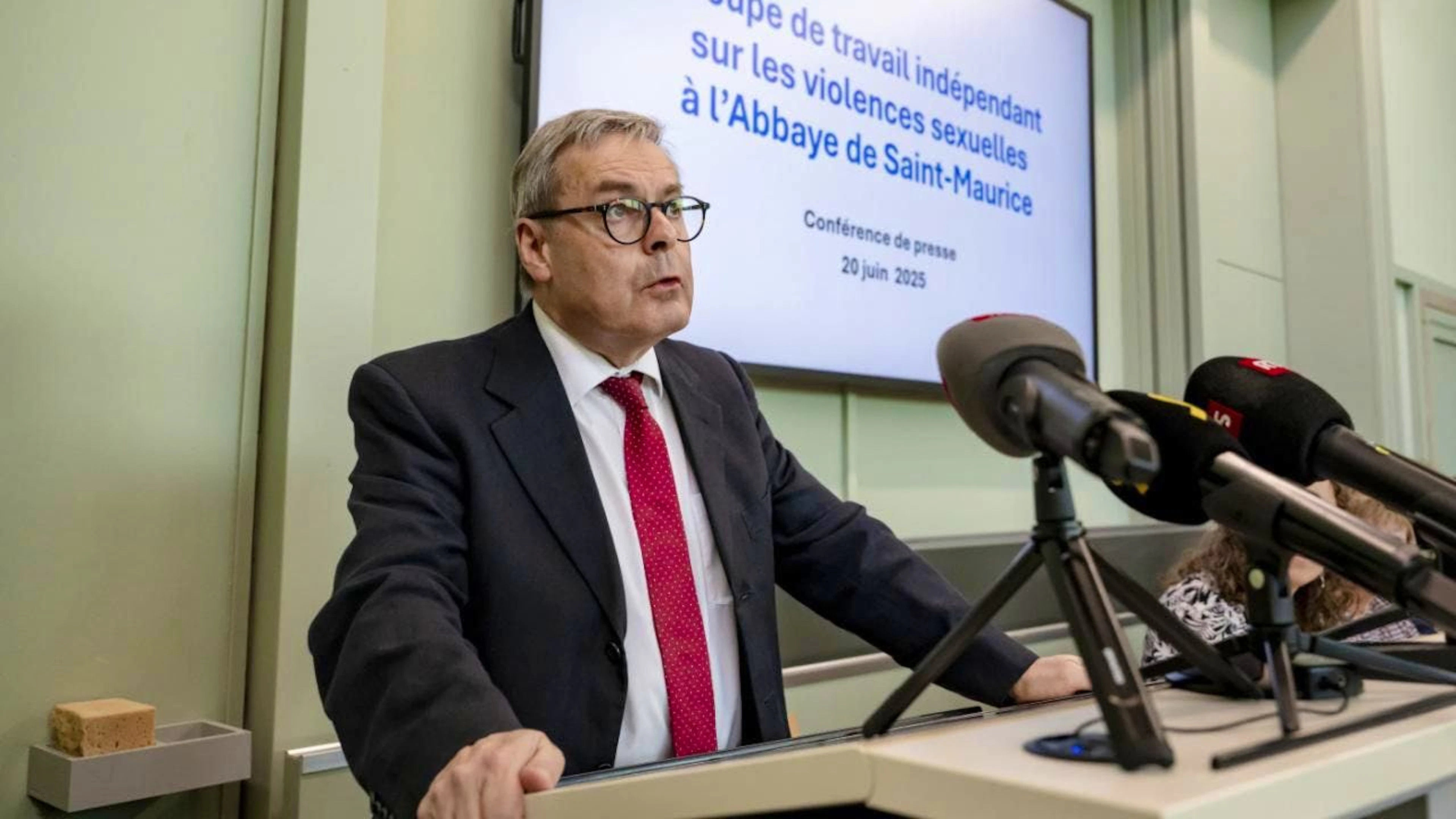 Pierre Aubert, procureur général du canton de Neuchâtel, a présenté vendredi à Fribourg les conclusions du groupe de travail indépendant chargé d'enquêter sur les abus sexuels à l'Abbaye de Saint-Maurice.