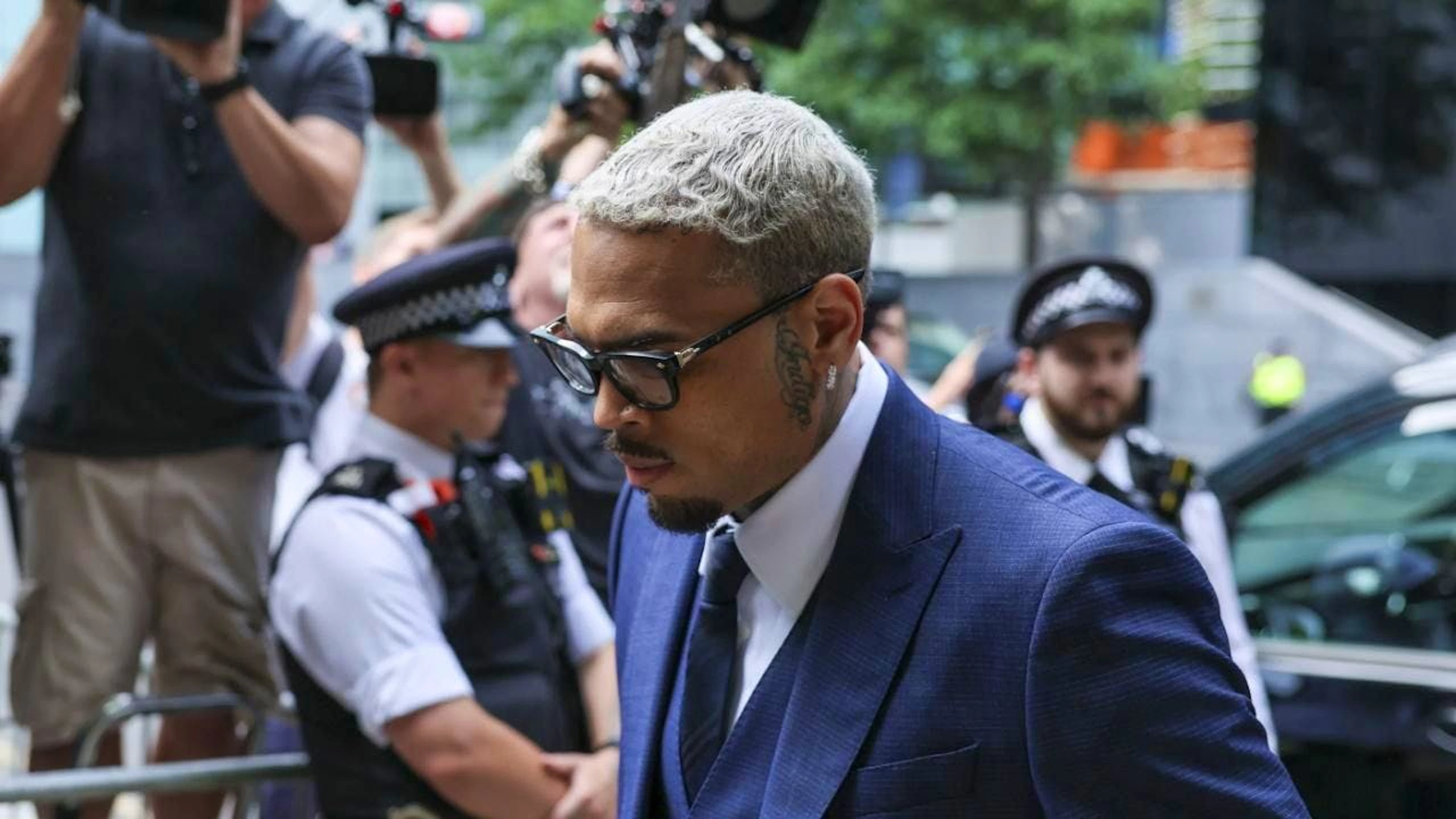 Chris Brown, vendredi matin, à son arrivée à l'audience. (EPA/Neil Hall)