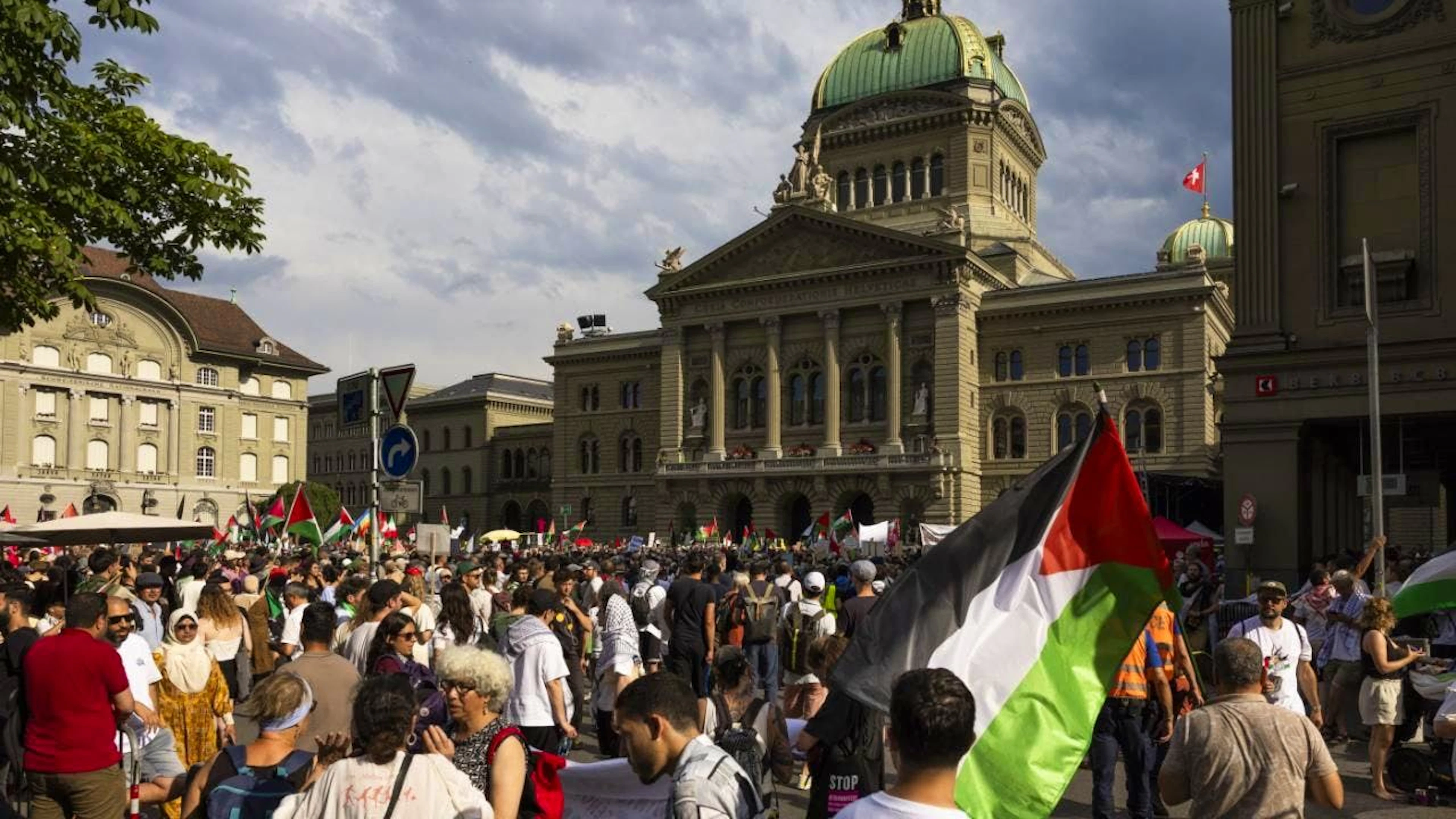Des milliers de manifestants venus de toutes les régions de Suisse ont afflué sur la place fédérale pour appeler le Conseil fédéral à s'engager pour Gaza.
