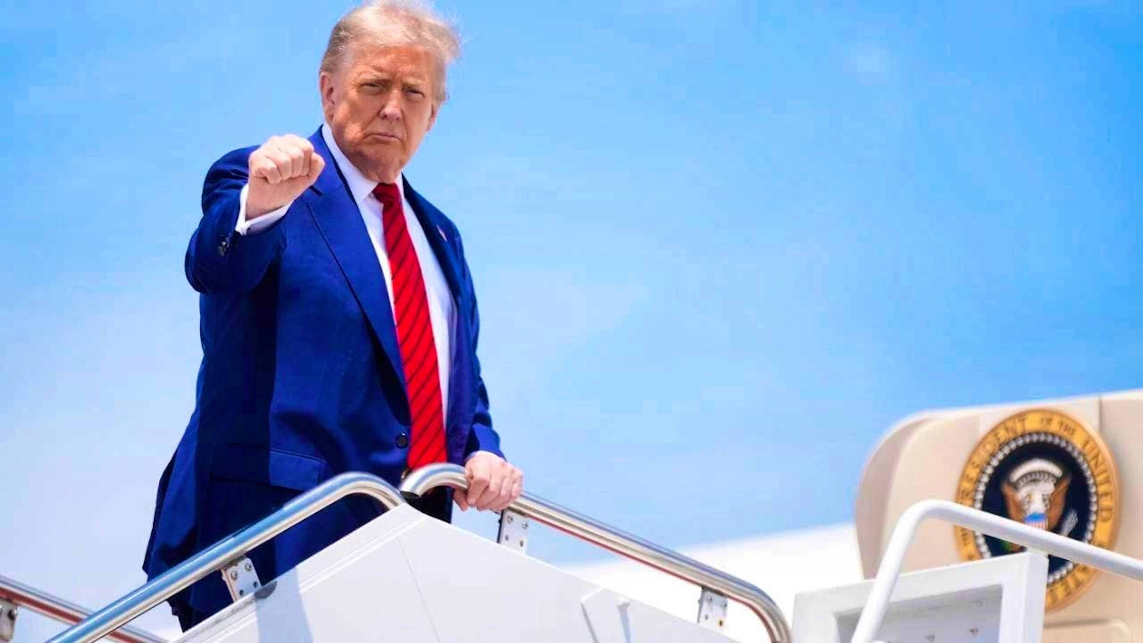 dpatopbilder - President Donald Trump gestures as he boards Air Force One. Photo: Manuel Balce Ceneta/AP/dpa