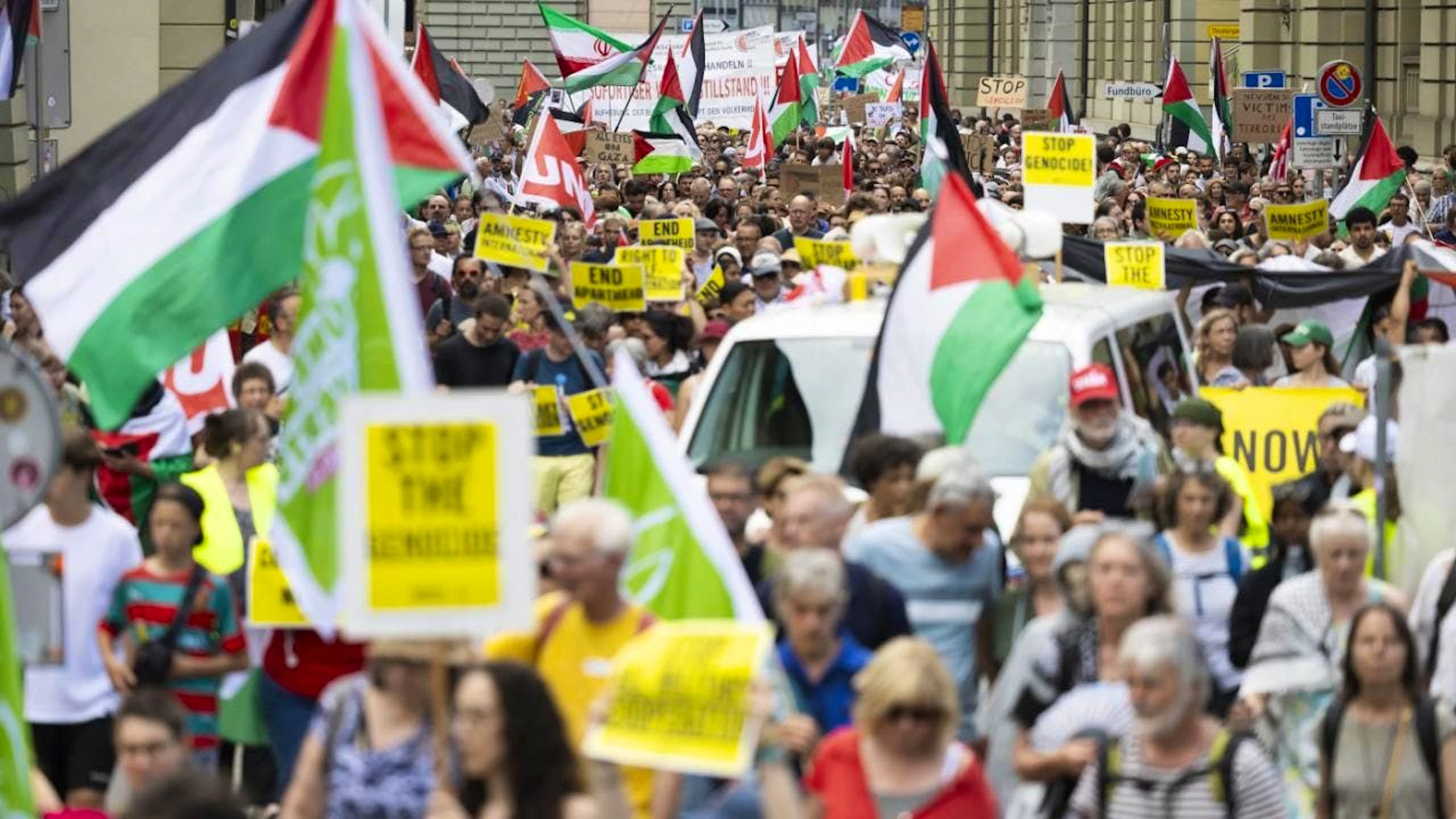 Les organisateurs évoquent la présence de 20'000 personnes sur la Place fédérale. La manifestation, forte de quelque 5000 participants au départ à 14h00, a gonflé au fur et à mesure.