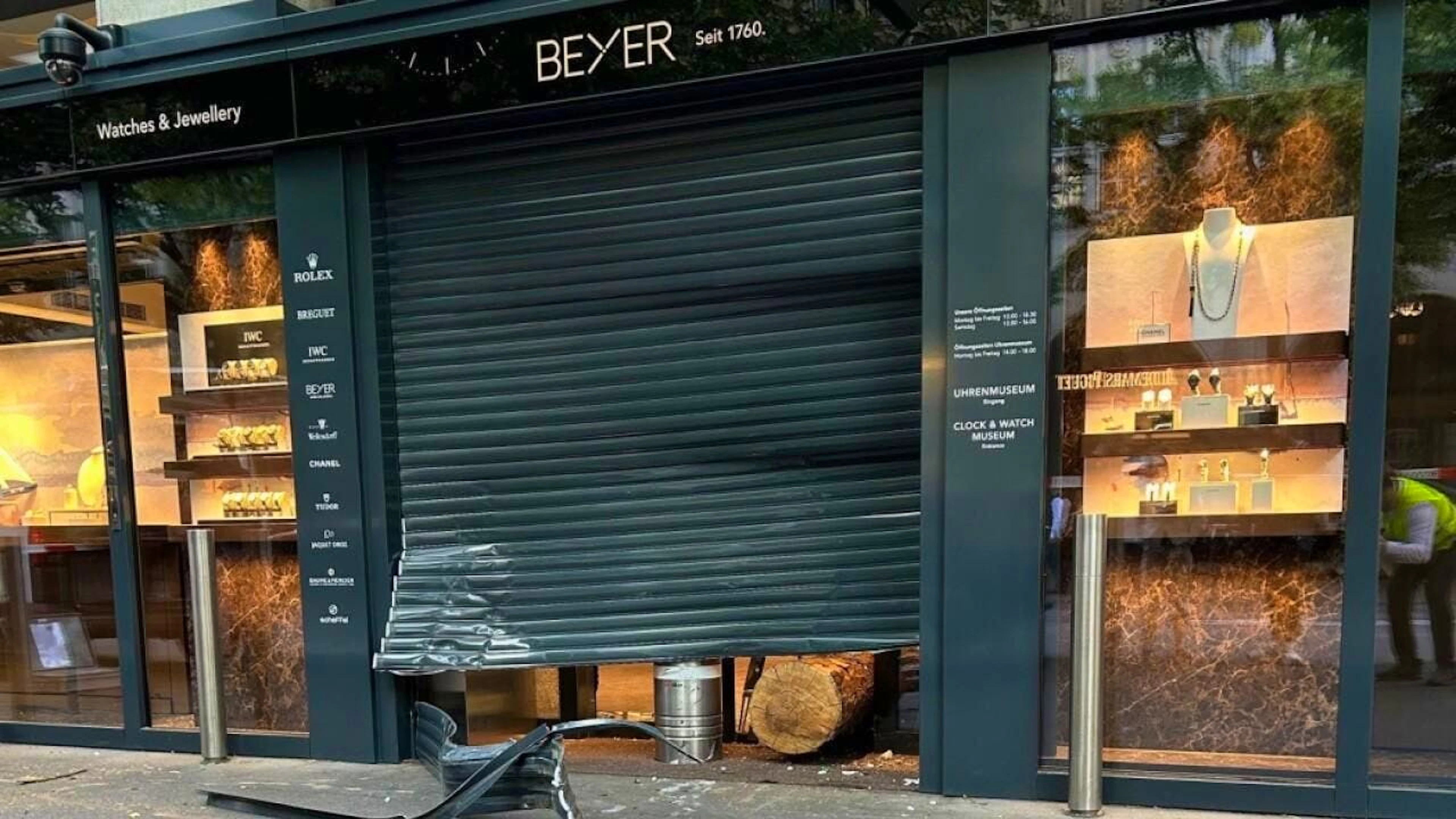 Entrée d'une bijouterie défoncée à Zurich.