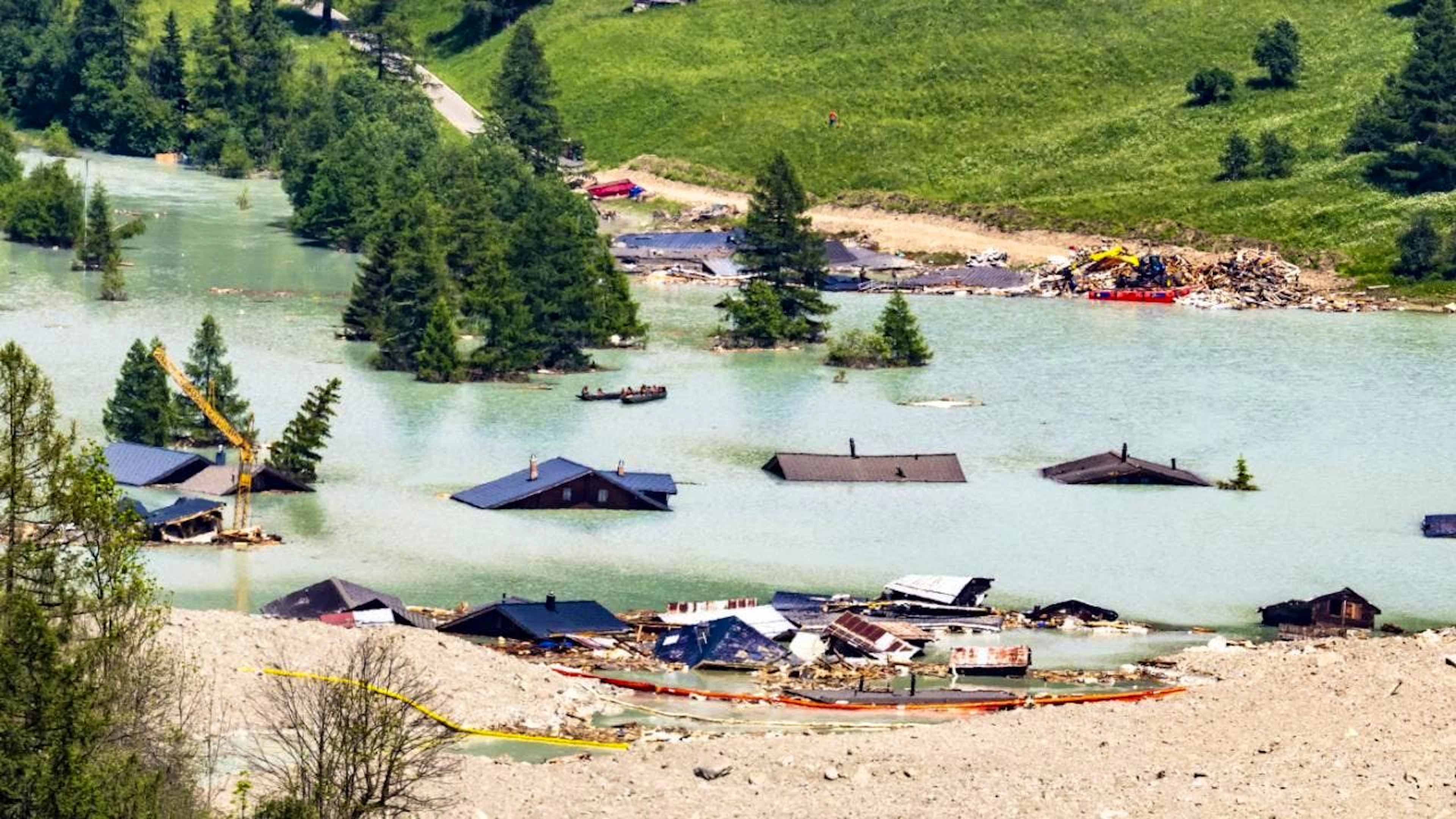 Il lago che si è formato a Blatten a seguito della frana del 28 maggio scorso, e in cui galleggiano ancora tetti e parti di case crollate. (Foto archivio)