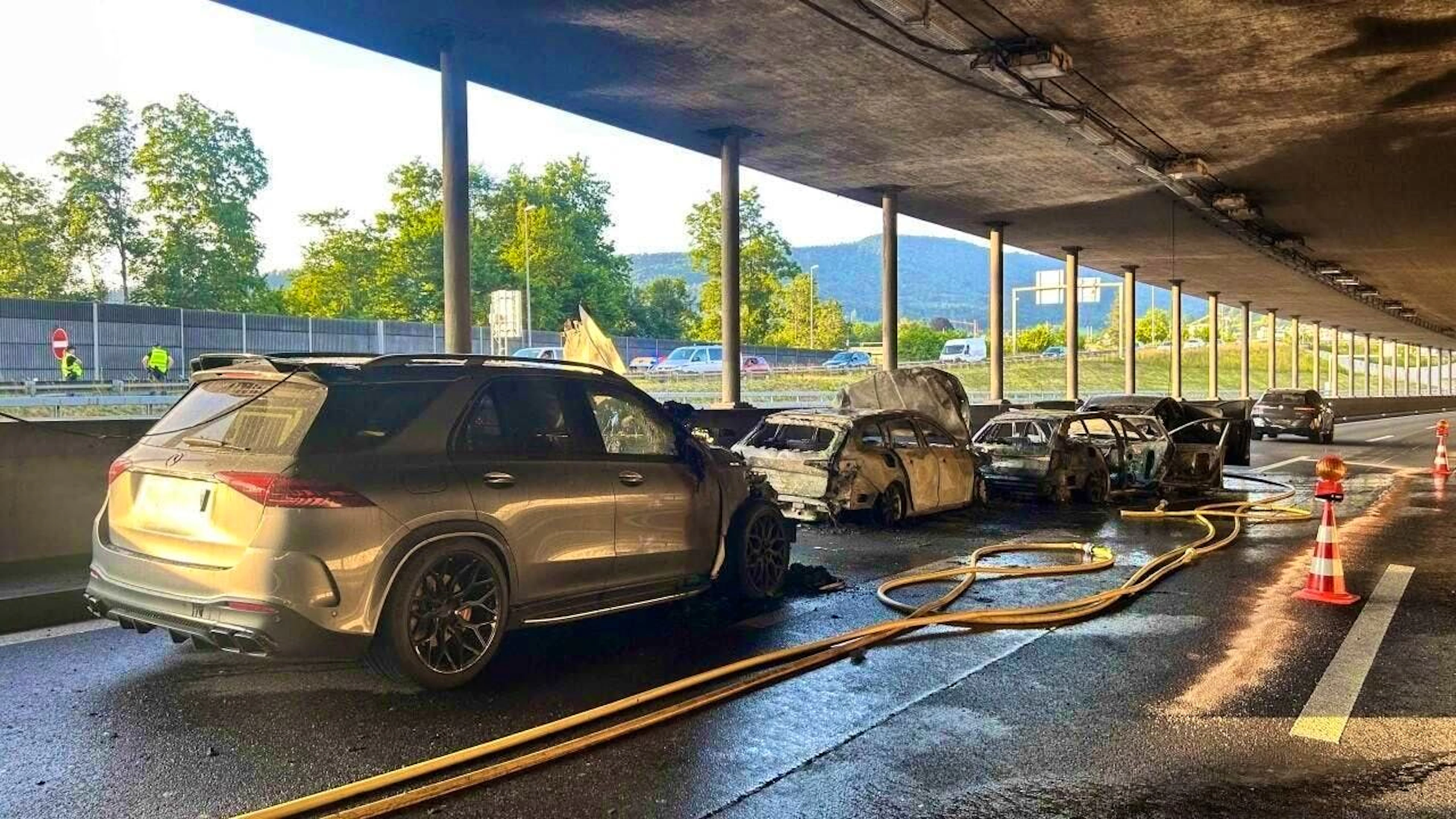 Because of the burning cars, four people had to be hospitalized on suspicion of smoke inhalation.