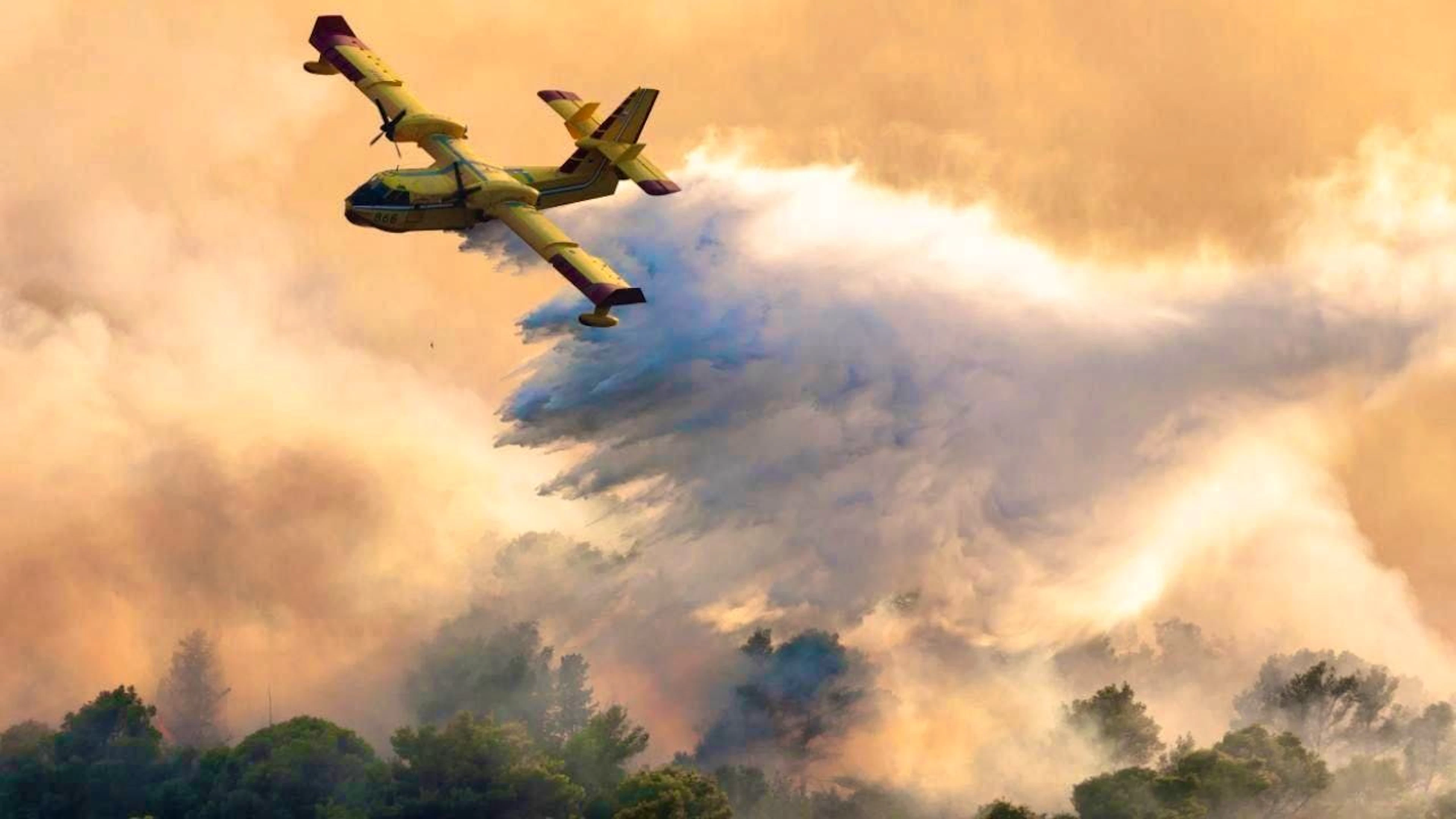 ARCHIVES - Un avion de lutte contre les incendies pulvérise de l'eau pour éteindre un feu de forêt sur l'île de Ciovo. Photo : Miroslav Lelas/AP/dpa