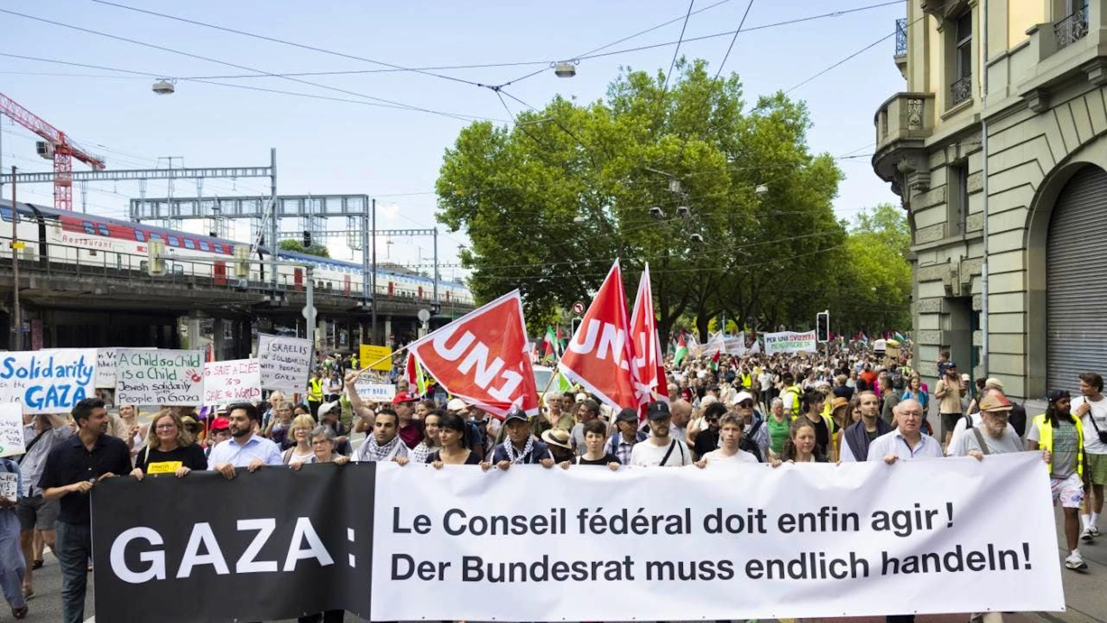 La tête du cortège de la manifestation, samedi, peu après le départ sur la Schützenmatte à Berne.