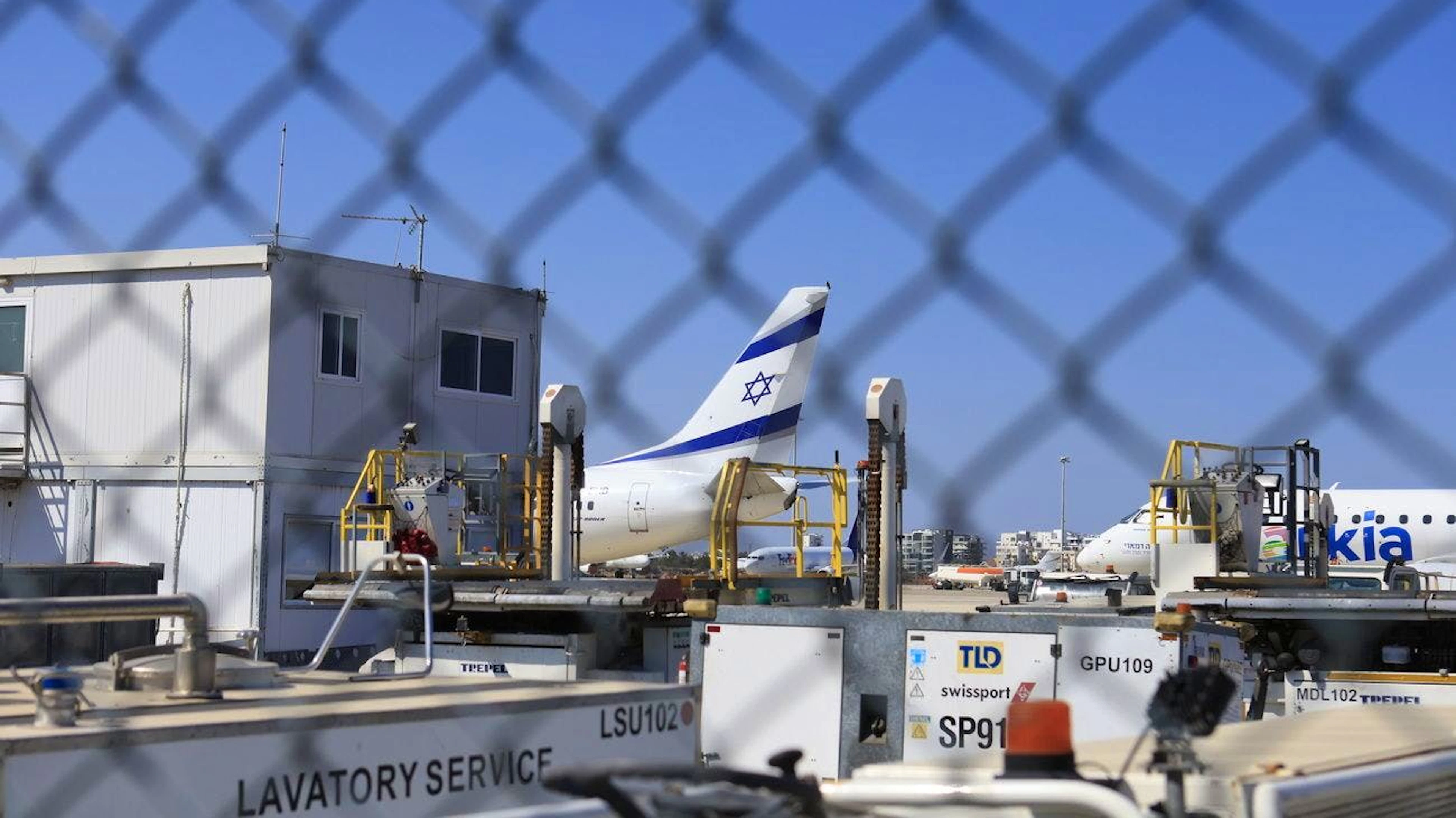 Israël avait fermé son espace aérien le 13 juin dans la foulée de son attaque sur l'Iran ayant déclenché la guerre en cours entre l'Etat hébreu et la République islamique. Il l'avait rouvert vendredi à des vols de rapatriement d'Israéliens bloqués à l'étranger.