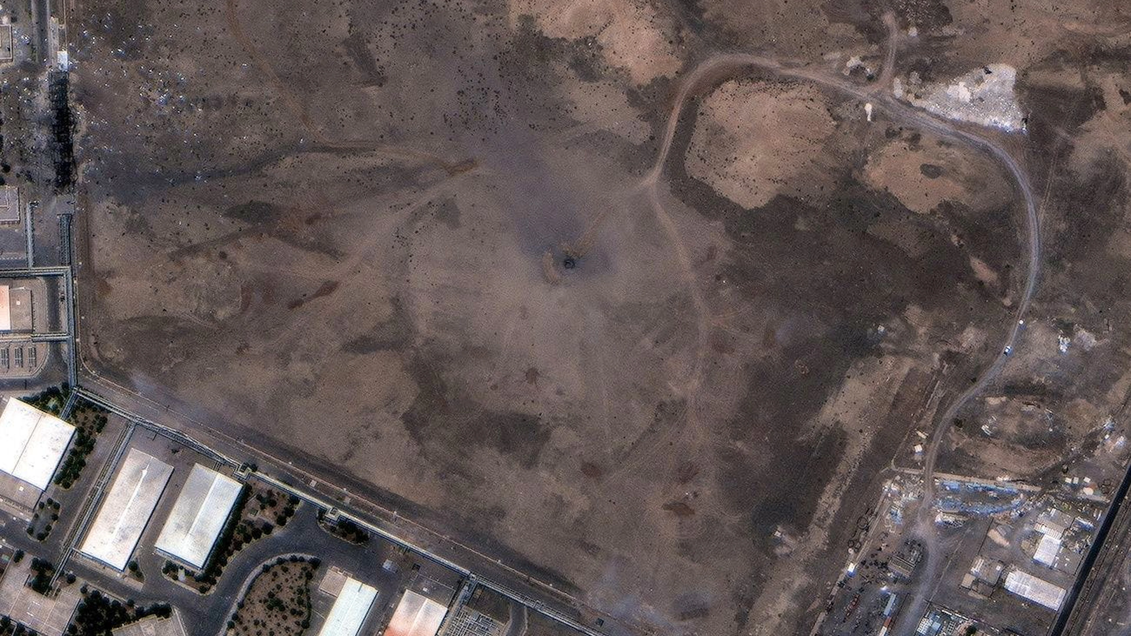Cette image satellite fournie par Maxar Technologies montre un cratère au-dessus de l'installation souterraine d'enrichissement de Natanz en Iran après les frappes américaines, dimanche 22 juin 2025. (Maxar Technologies via AP)