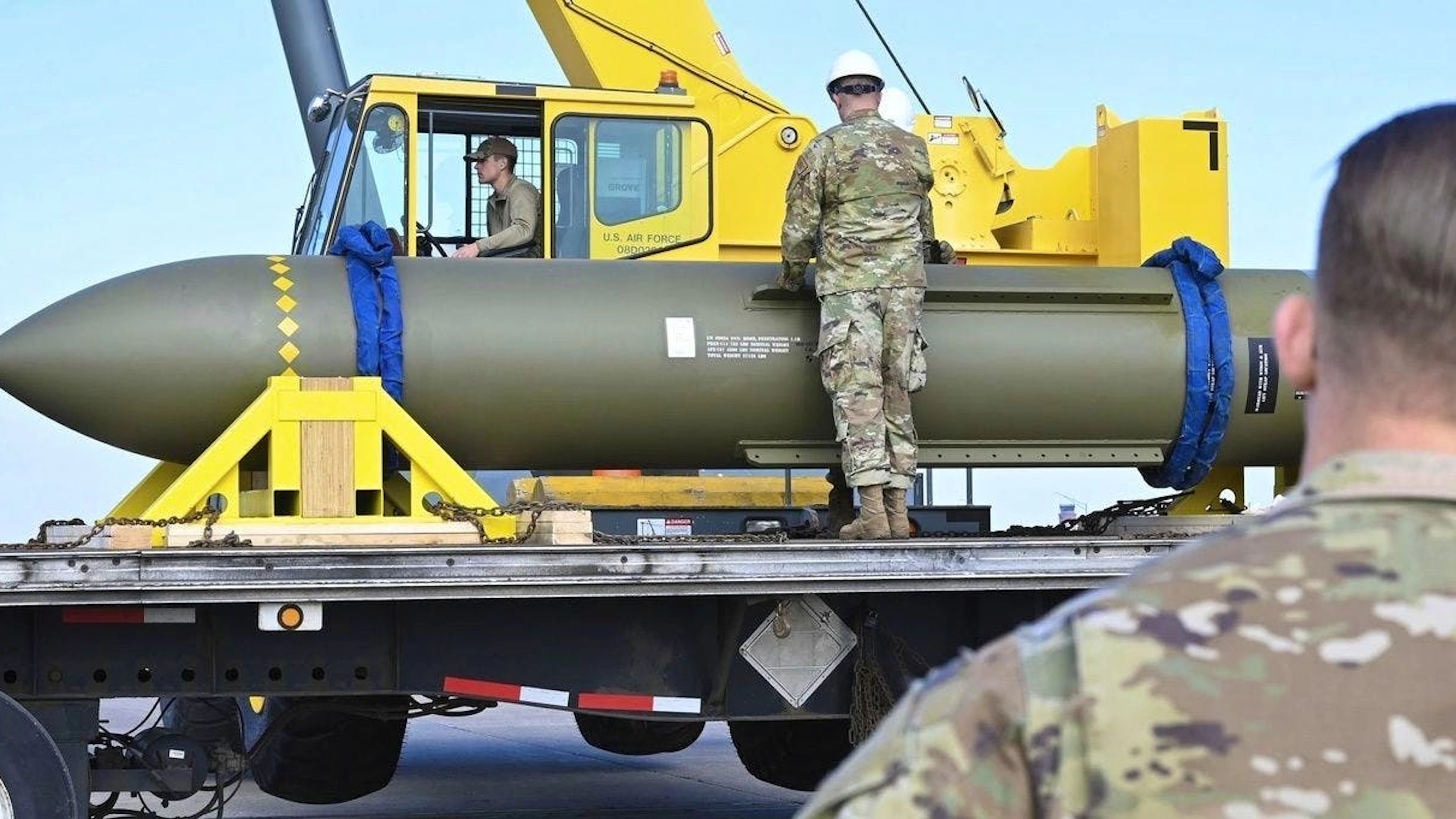 FICHIER - Sur cette photo publiée par l'armée de l'air américaine le 2 mai 2023, des aviateurs examinent une bombe GBU-57, ou Massive Ordnance Penetrator, à la base aérienne de Whiteman, dans le Missouri. (Armée de l'air américaine via AP, fichier)