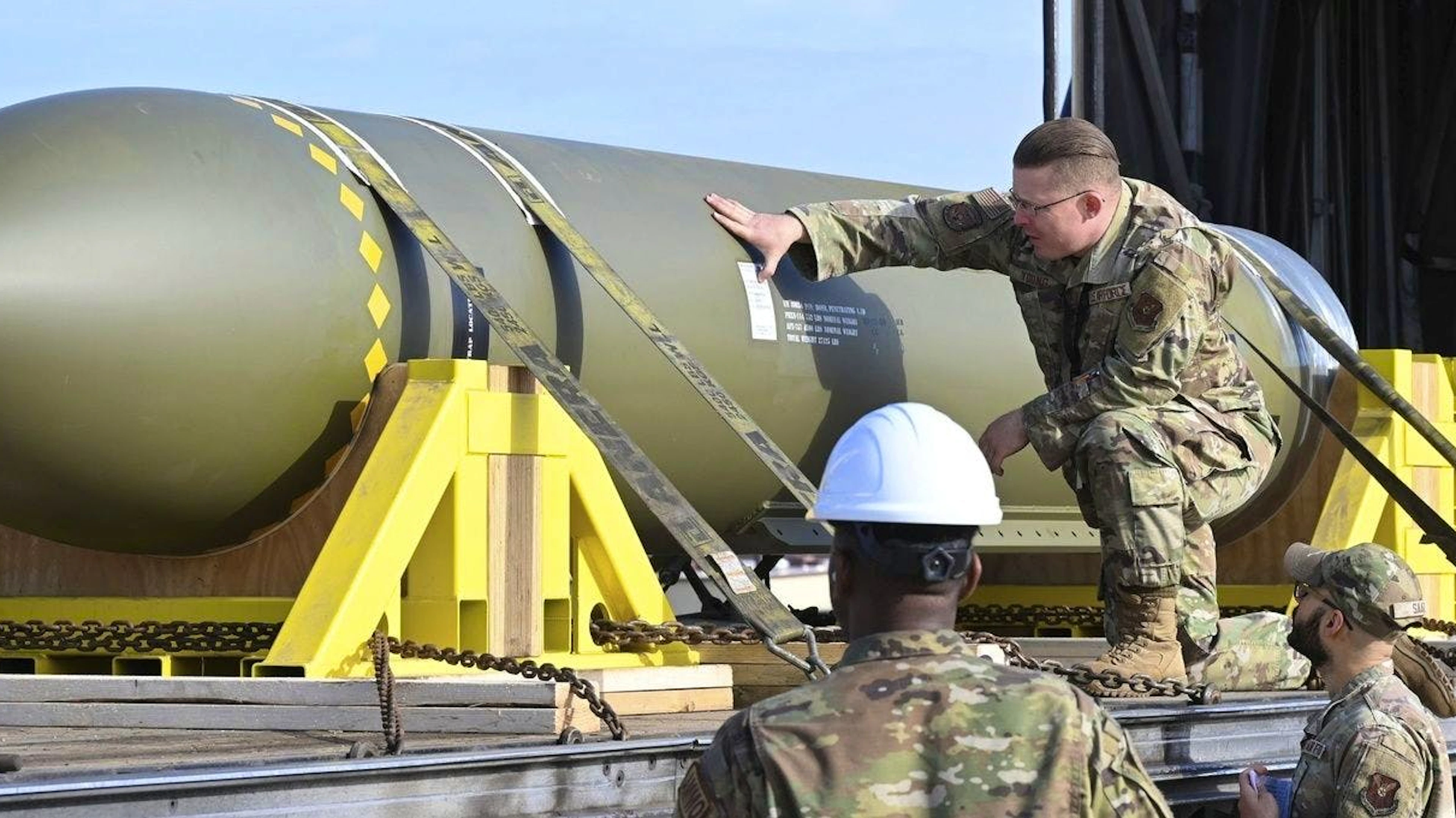 Sur cette photo publiée par l'armée de l'air américaine le 2 mai 2023, des aviateurs examinent une bombe GBU-57, ou Massive Ordnance Penetrator, à la base aérienne de Whiteman, dans le Missouri.