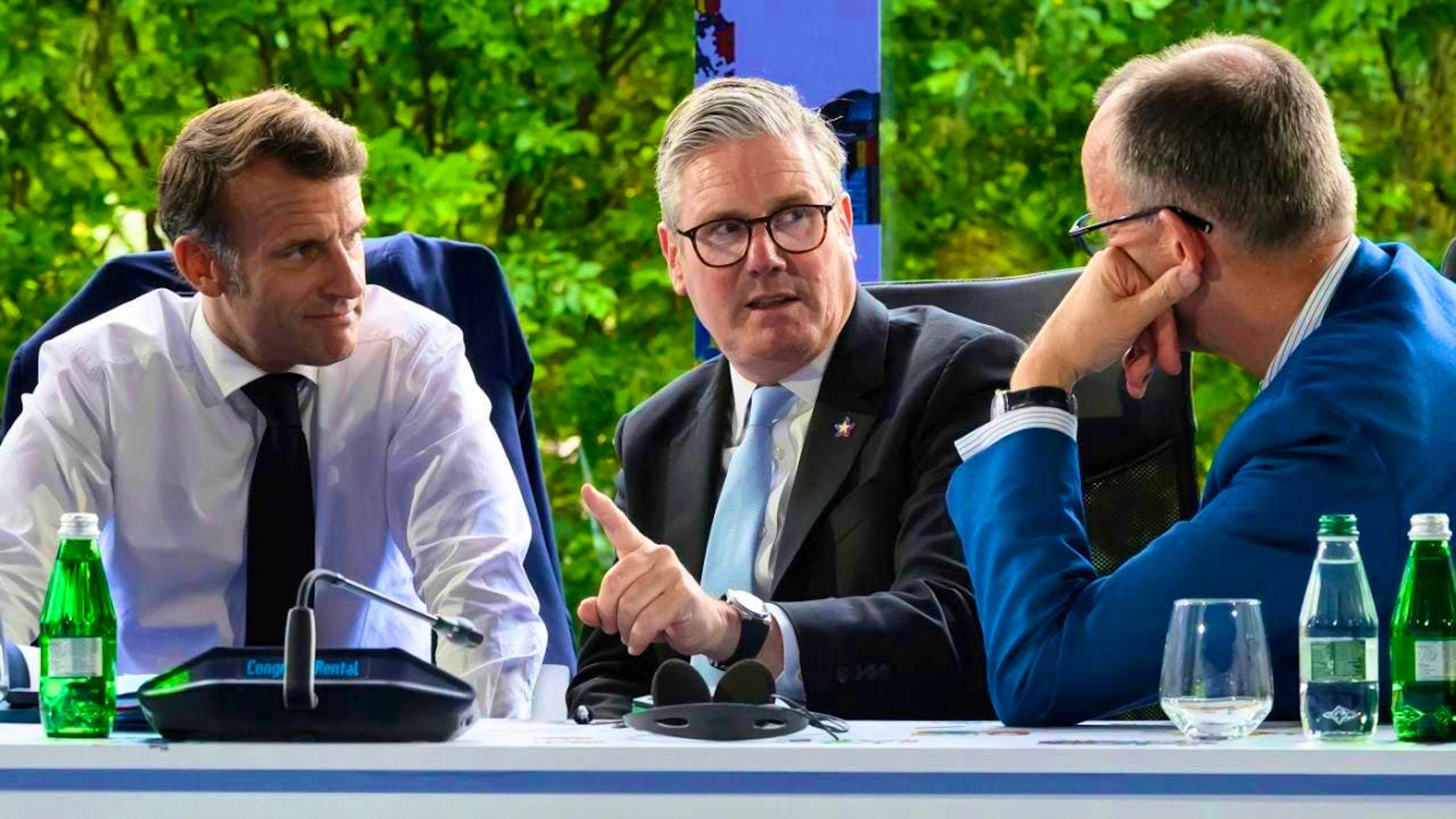 ARCHIVE - French President Emmanuel Macron (l-r), UK Prime Minister Keir Starmer and German Chancellor Friedrich Merz (CDU) speak during the security meeting on Ukraine at the 6th Summit of the European Political Community. Photo: Leon Neal/Getty Pool/AP/dpa