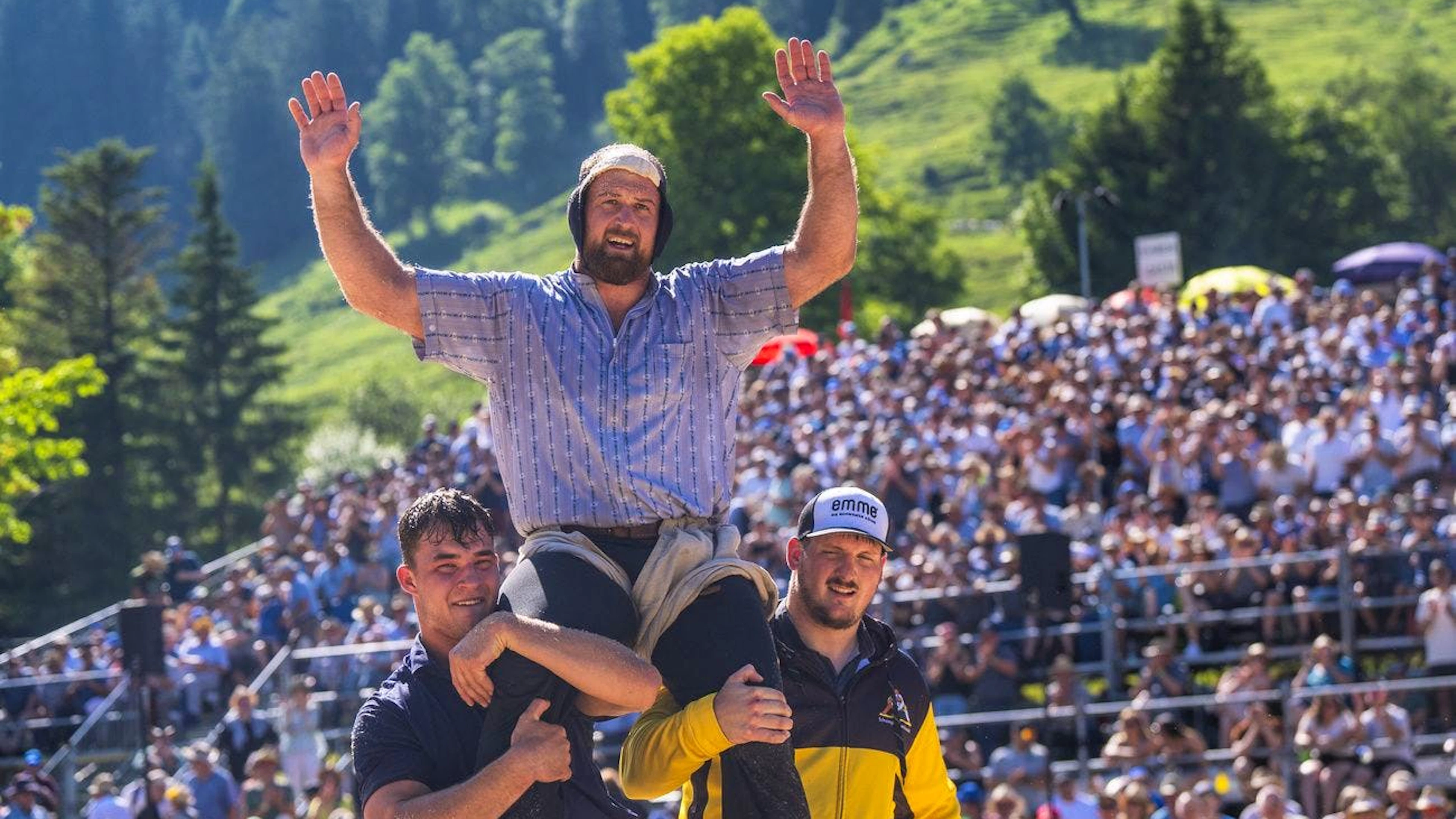 Matthias Aeschbacher gewinnt das Bergschwinget Schwarzsee und lässt sich unter anderem von Schlussgang-Gegner Michael Moser (links) schultern.