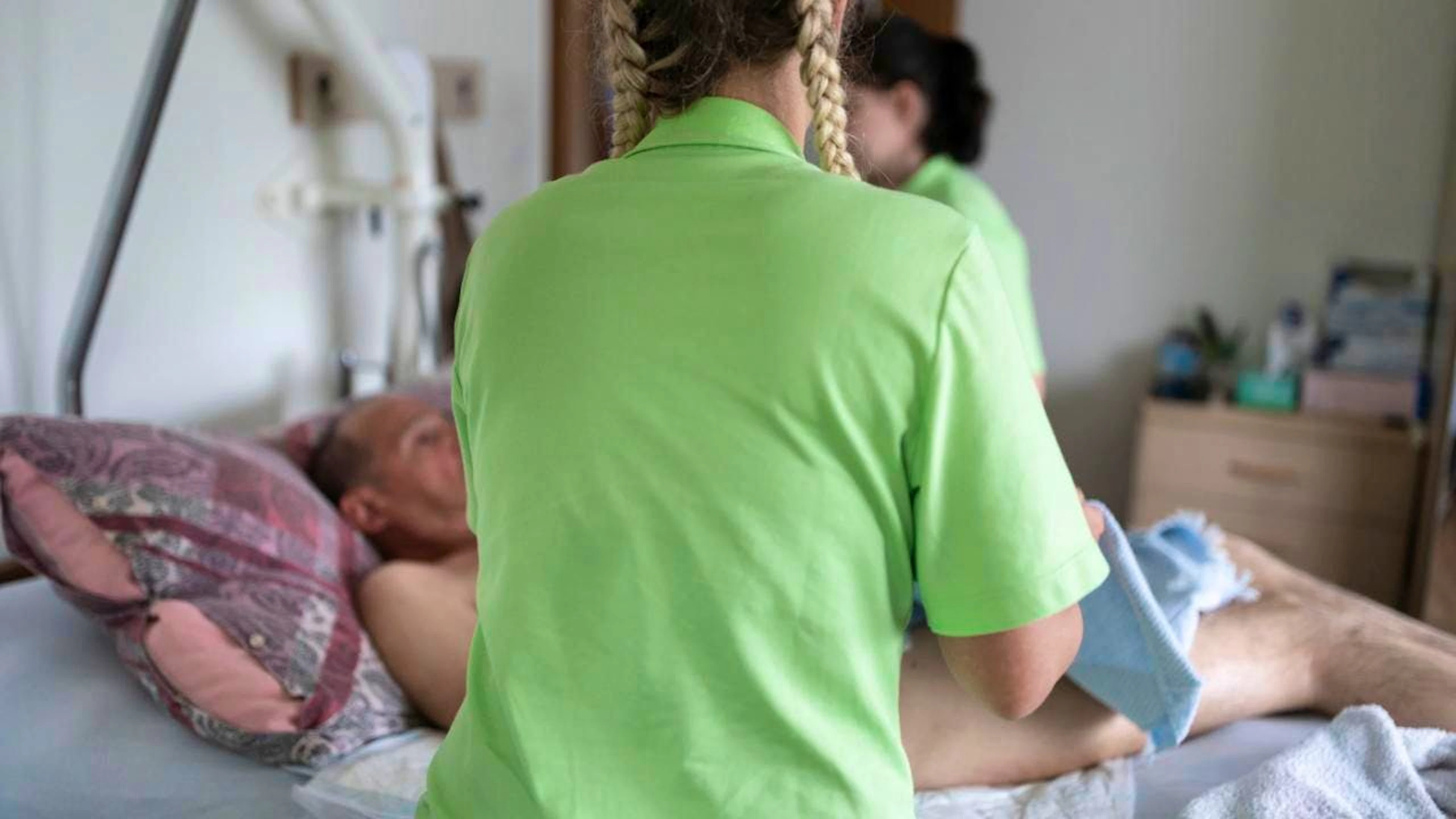 Die Pflege zuhause soll von gleicher Qualität sein wie jene in Alters- und Pflegeheimen. Das ist das Ziel eines neuen Programms der Eidgenössischen Qualitätskommission. (Themenbild)