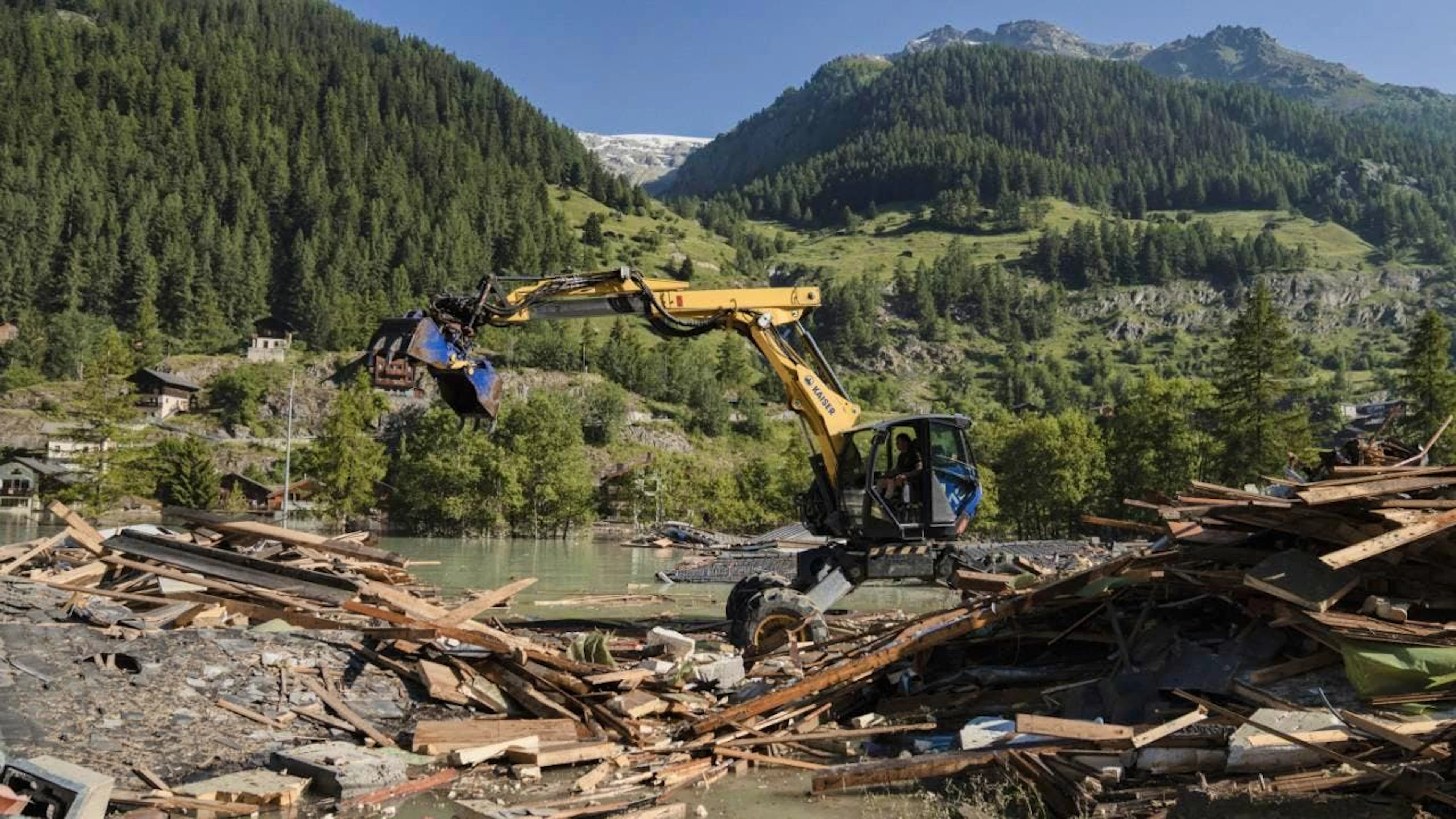 La banque Raiffeisen a collecté plus de 4 millions de francs en faveur des victimes de l'éboulement du 28 mai qui a détruit en grande partie le village de Blatten (VS). Les dégâts ont été estimés à 320 milions (archives).